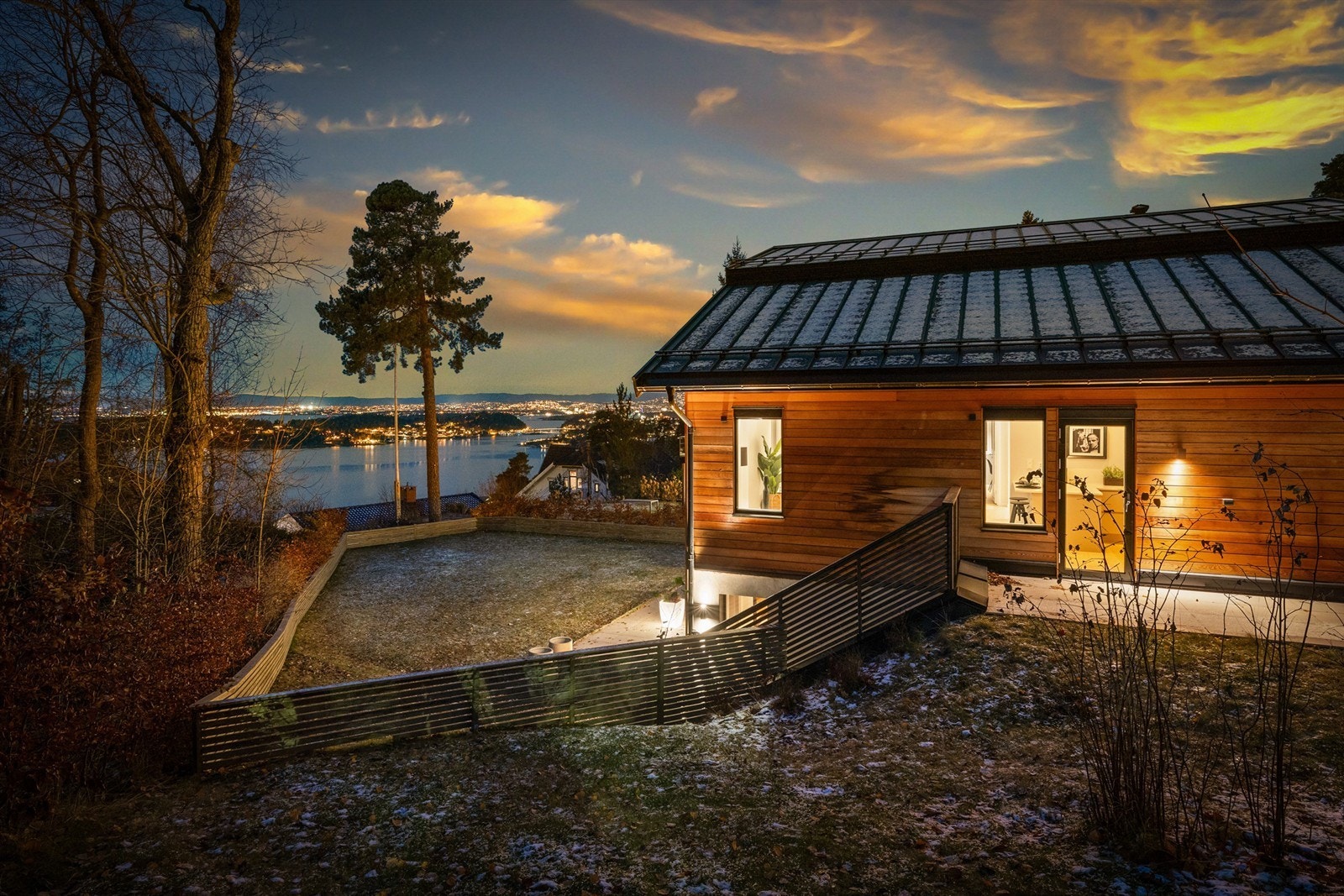 Markterrasse og hageparsell - kveldstid. Galleribilde