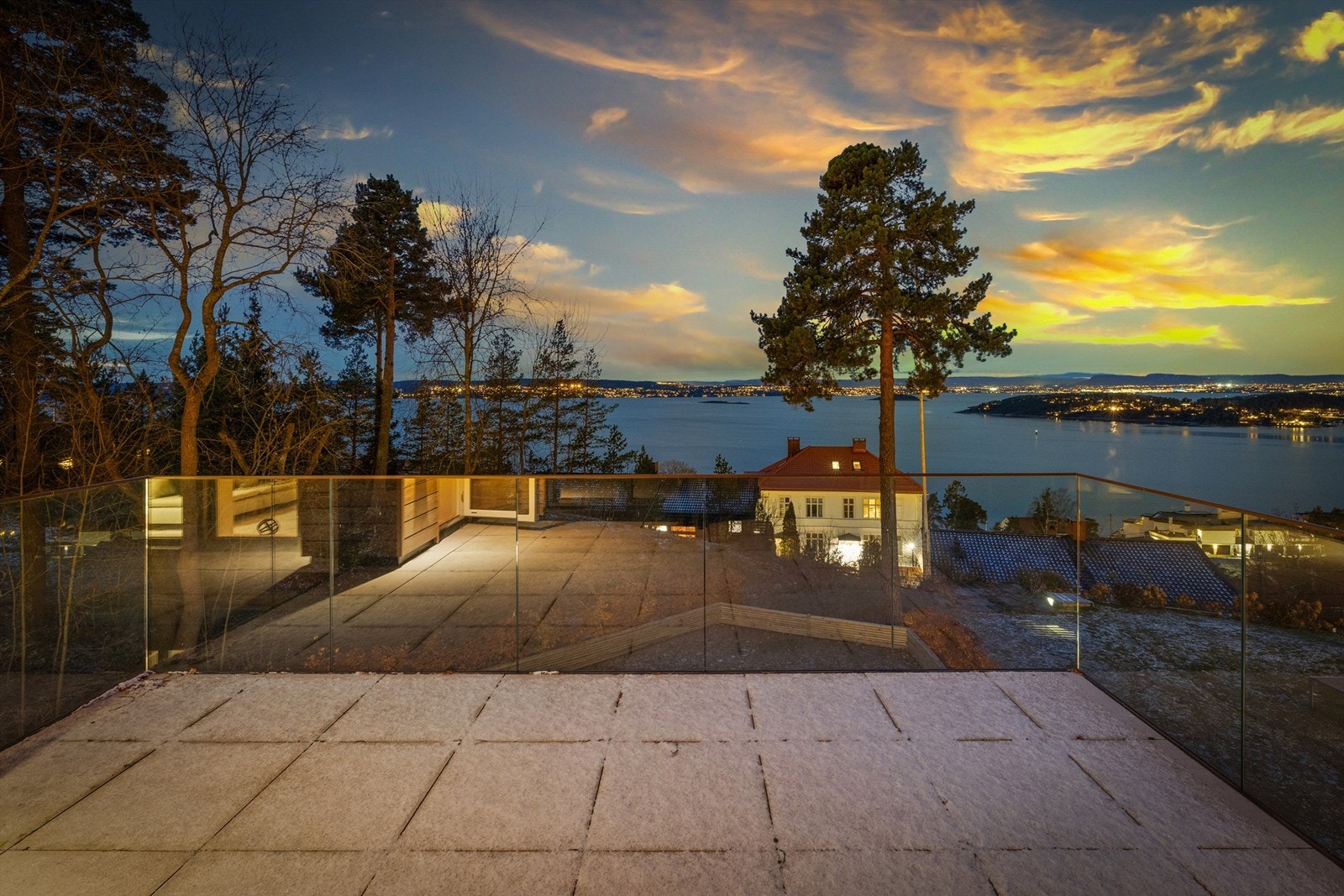 Takterrasse - kveldstid. Galleribilde