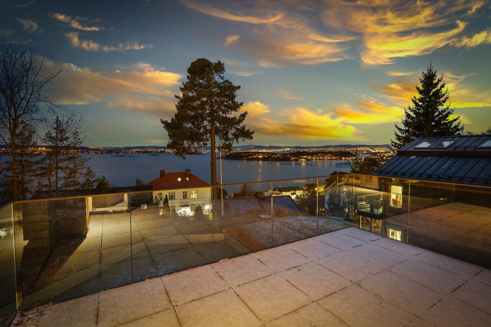 Takterrasse - kveldstid. Galleribilde