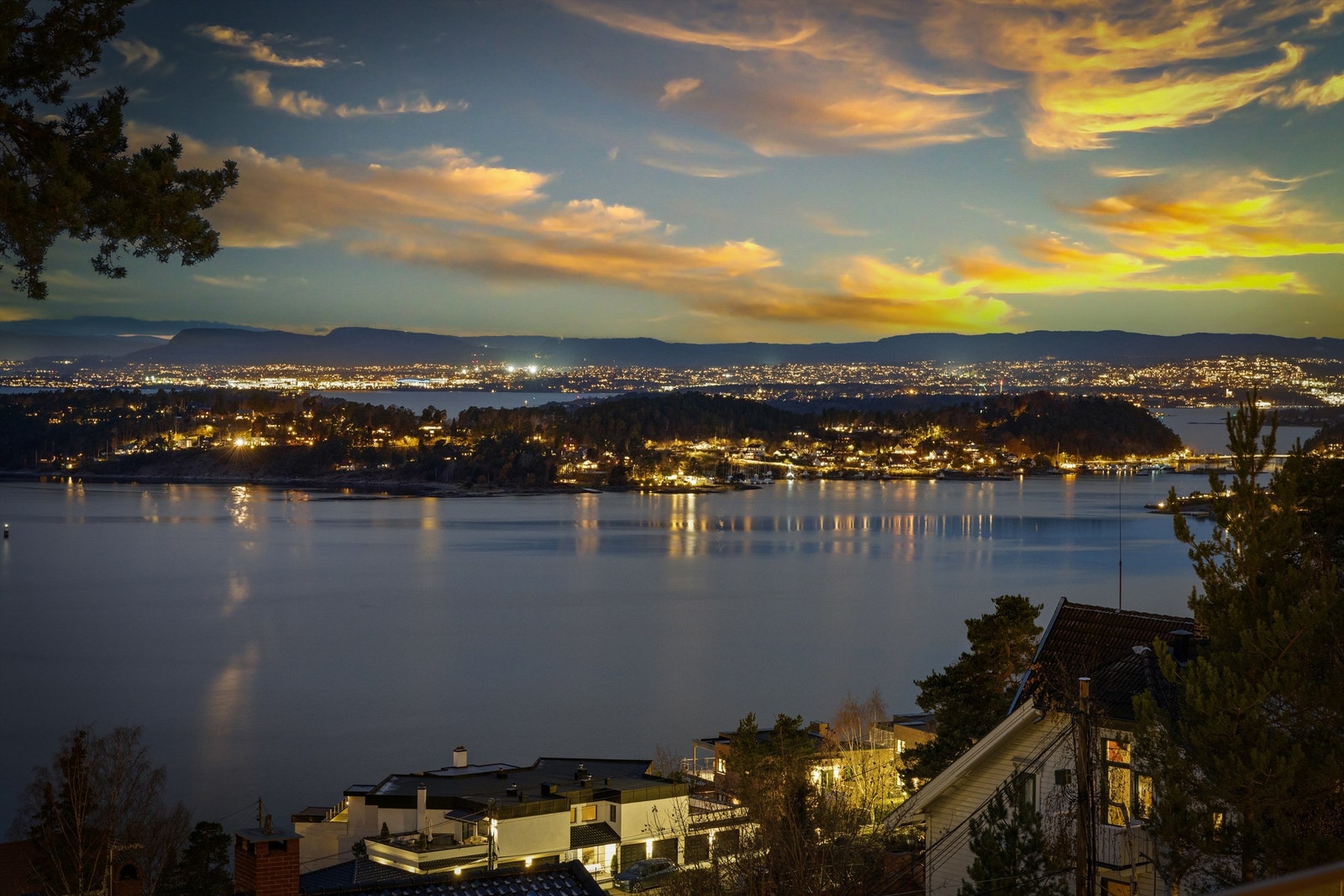 Fantastisk utsikt over fjorden, øyene og byen. Galleribilde