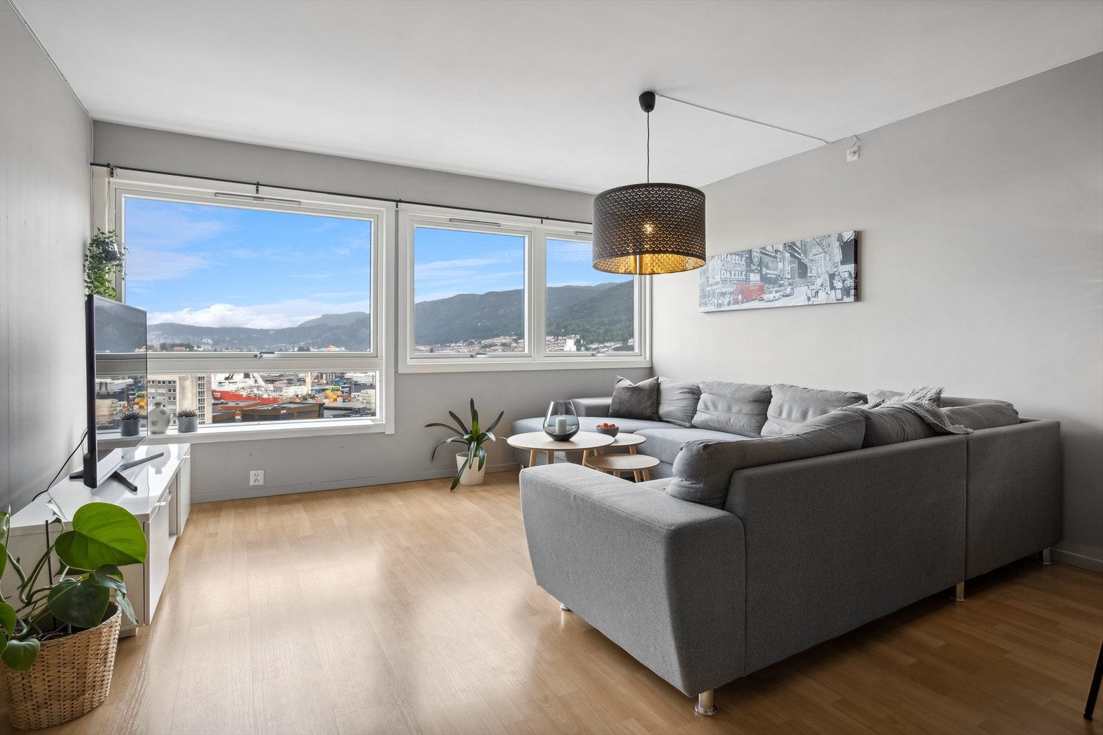 Store vindusflater som lar deg nyte den lekre utsikten samtidig som du får godt med lysinnslipp i stuen. Galleribilde