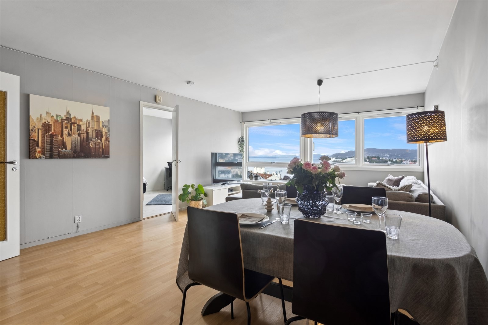 Leiligheten har totalt 4 soverom på hhv. ca. 6,6 - 9,6 - 11,1 og 13,2 m². Galleribilde