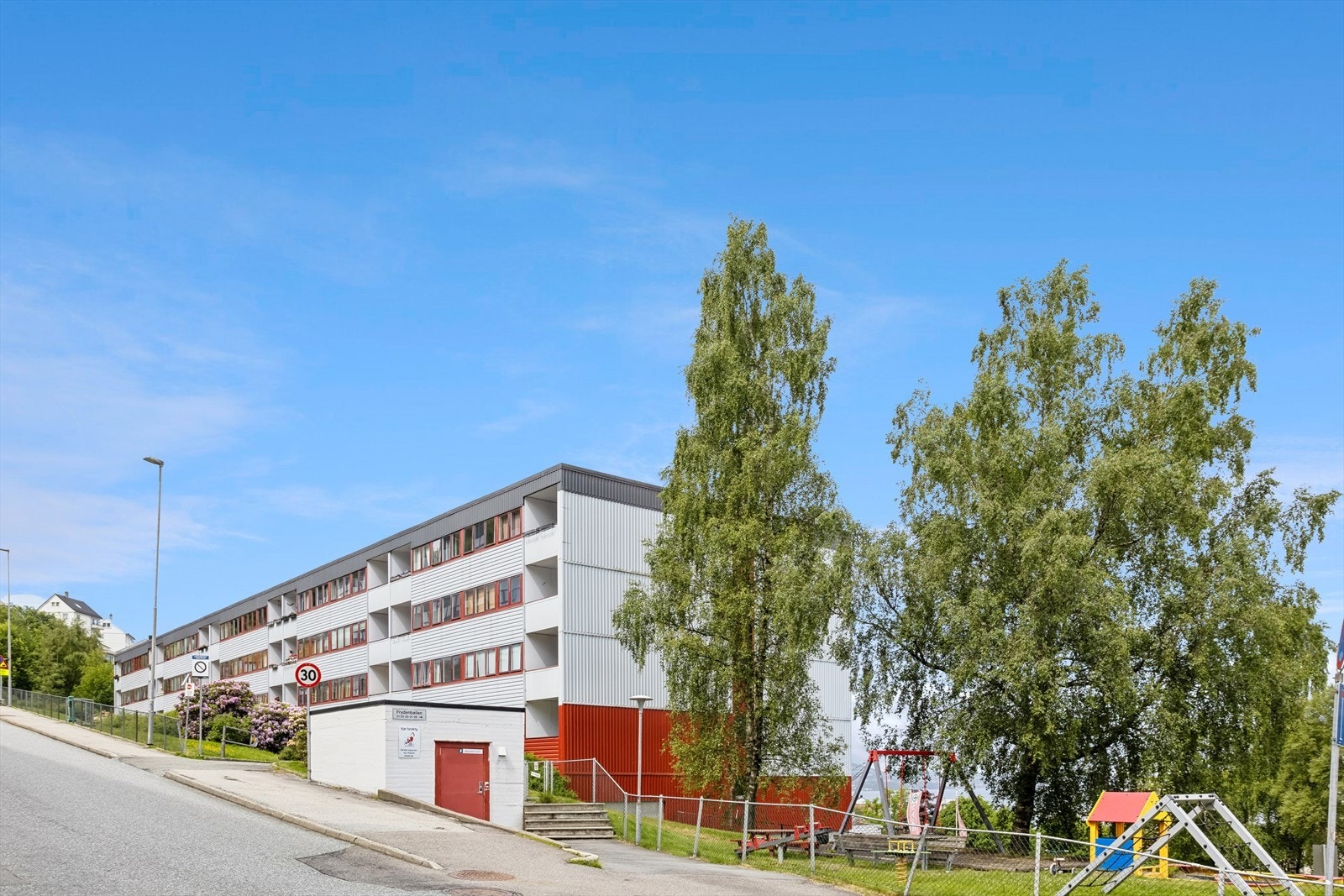 Inngangsparti, innkjørsel til garasje er på nedsiden av blokken Galleribilde