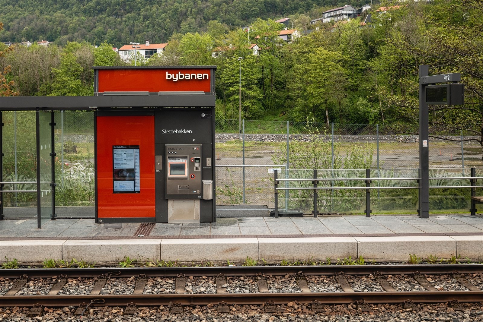 Busstoppet ved Sletten snuplass ligger like nedfor leiligheten. Foretrekker du Bybanen er det kort avstand til holdeplassen på Slettebakken. Galleribilde