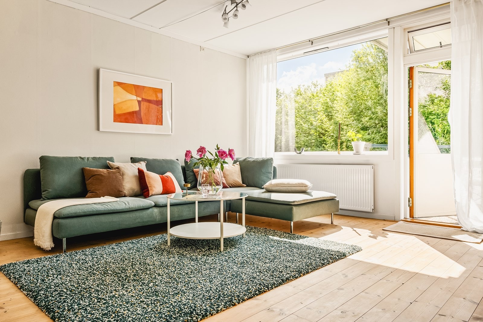 Store vestvendte vindusflater som gir trivelig utsyn og godt med naturlig lys. Galleribilde