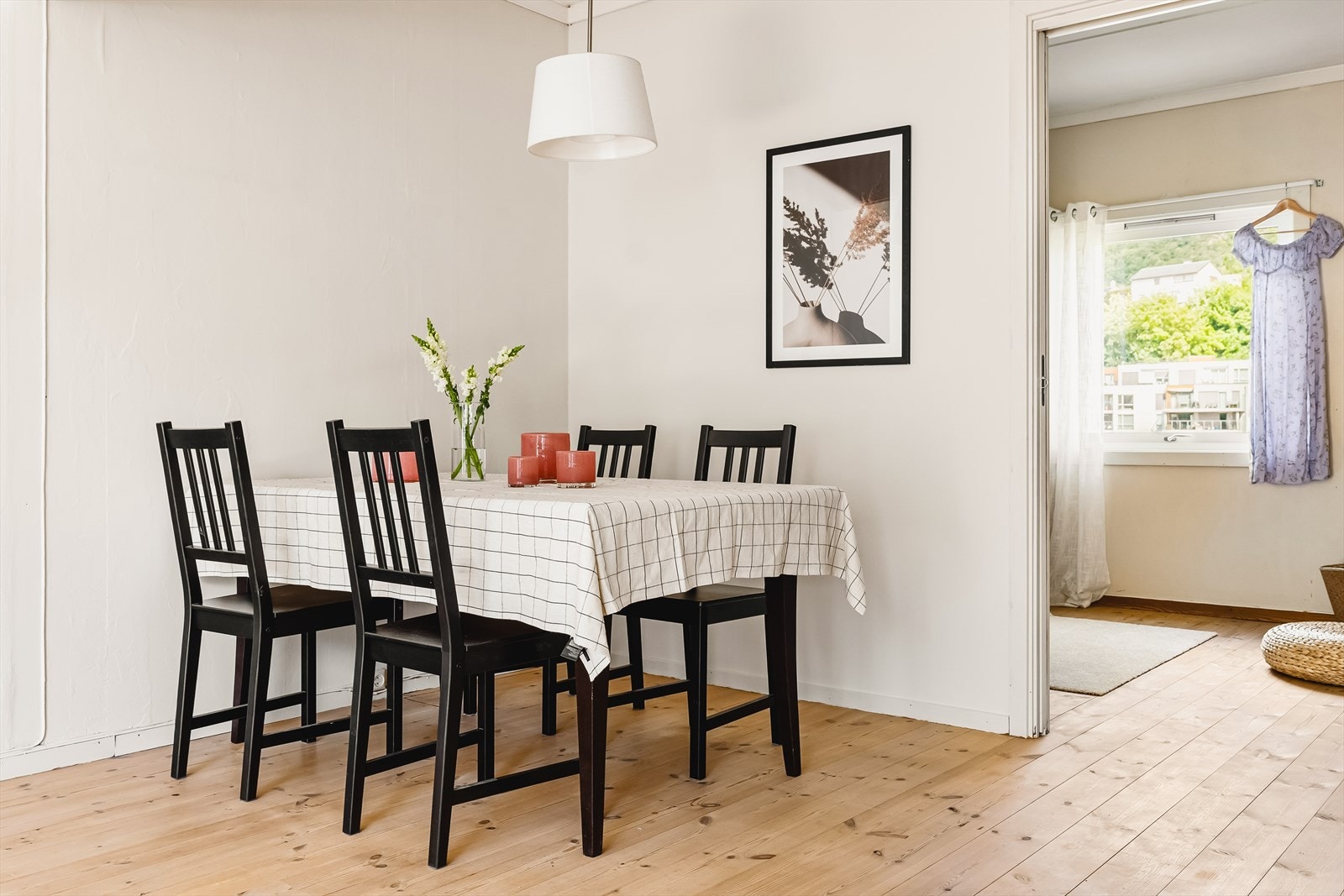 Det pene gulvet i furu er gjennomgående for gang, stue og soverom 2. Galleribilde