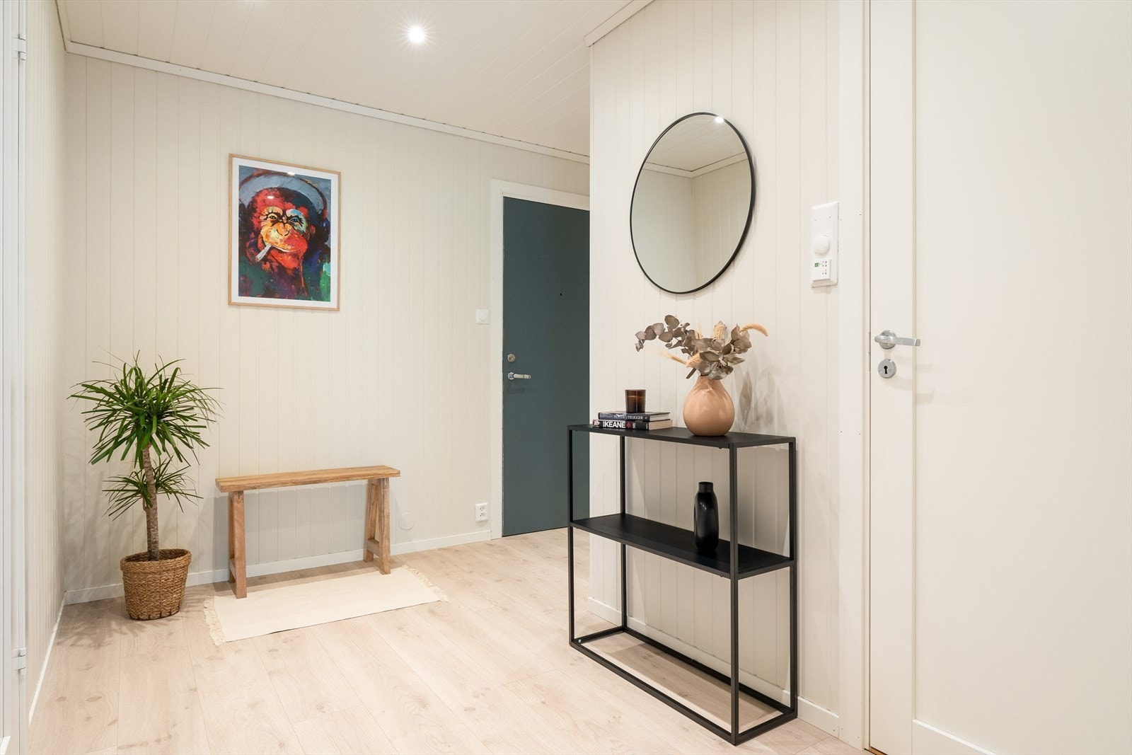 Leiligheten har et flott inngangsparti med downlights i himling Galleribilde
