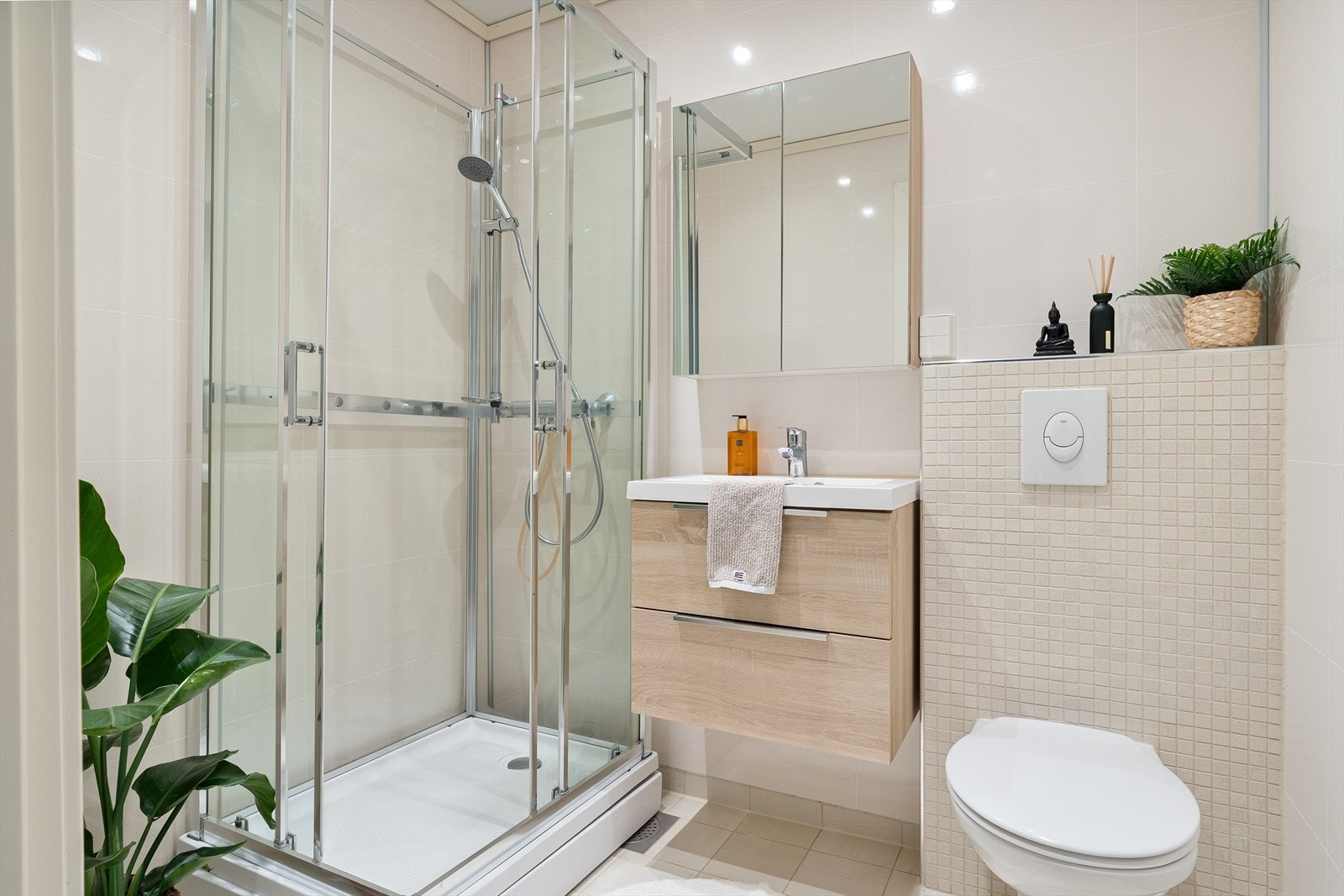 Lekkert bad/wc med downlights i himling Galleribilde