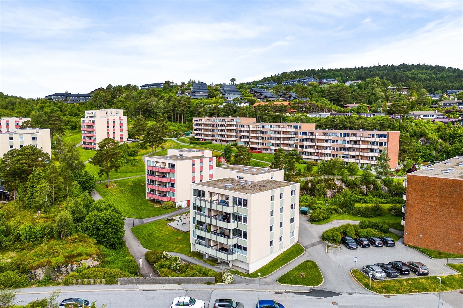 Boligen ligger i et attraktivt boligområde med nærhet til buss og butikk Galleribilde