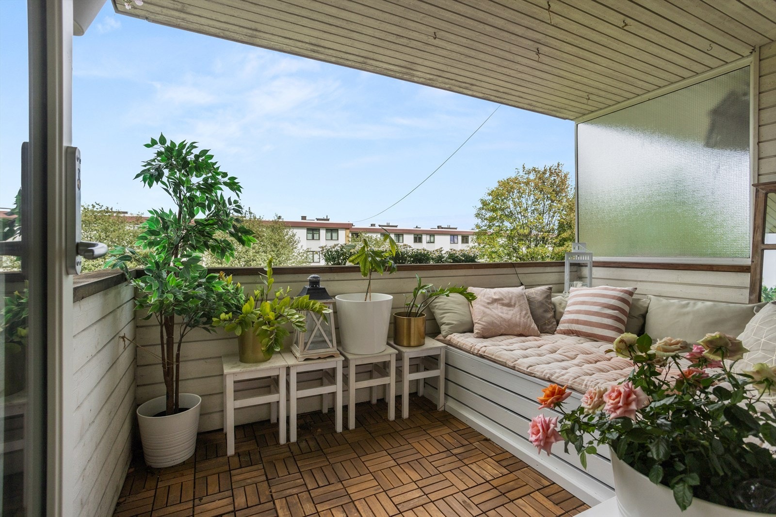 Balkongen på 8 kvm gir en forlenget følelse av stuen på sommerstid, og med direkte adgang fra stuen. Galleribilde