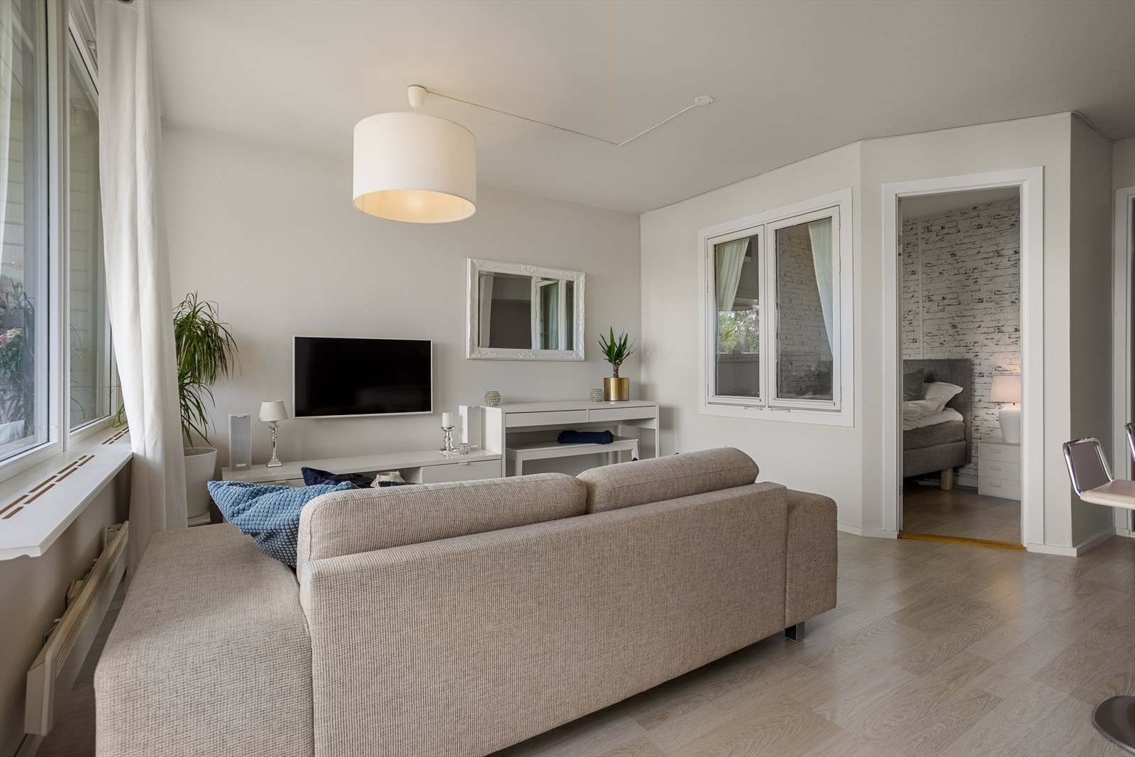 Det er god plass til komfortabel sofa, salongbord og alt du trenger av underholdingsmøbler. Galleribilde
