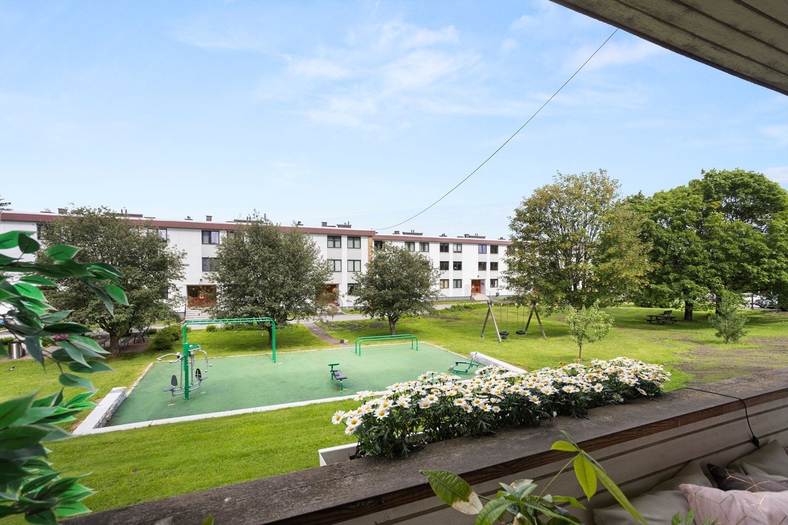 Tuftepark og huskestativ i bakgården. Galleribilde
