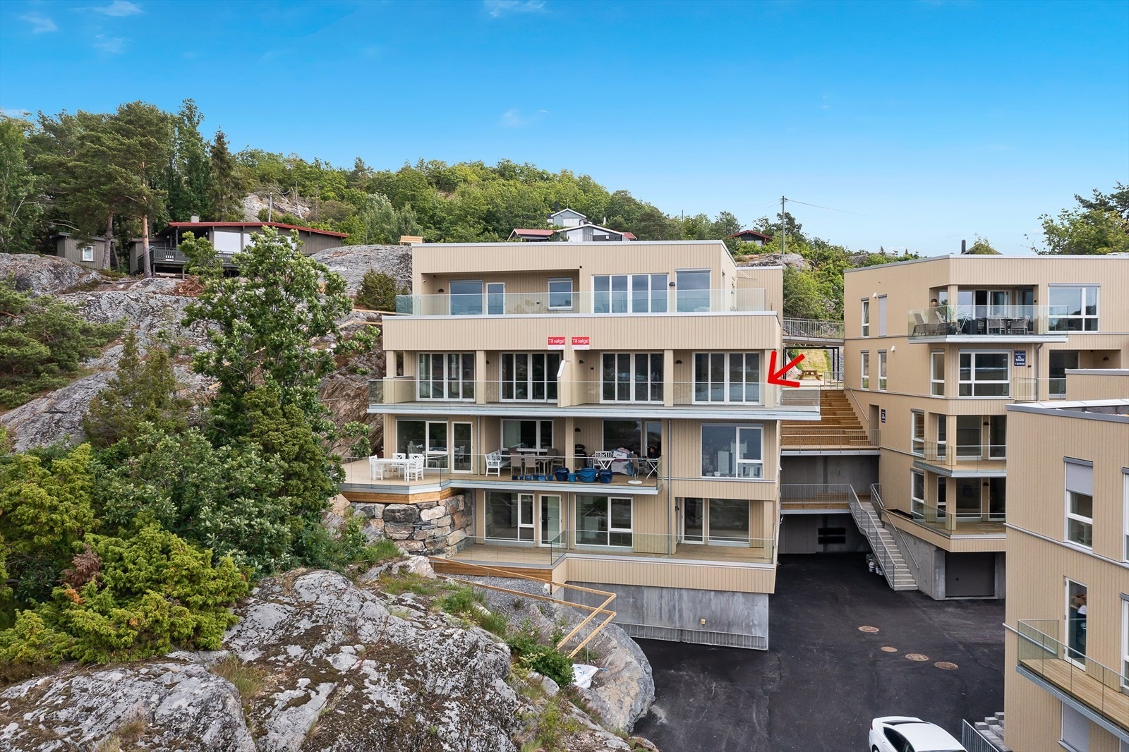 Leiligheten har fantastisk beliggenhet, med flott utsikt mot fjorden og over til Vågøy. Galleribilde