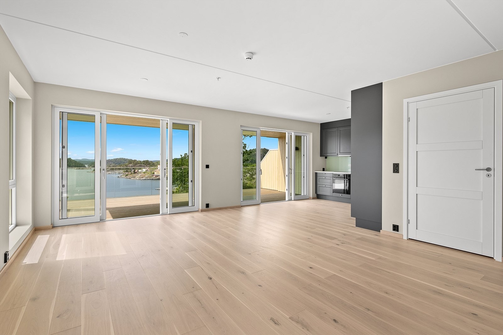 Åpen- stue og kjøkkenløsning med utgang til sør-vendt solrik terrasse med flott utsikt til fjorden. Galleribilde