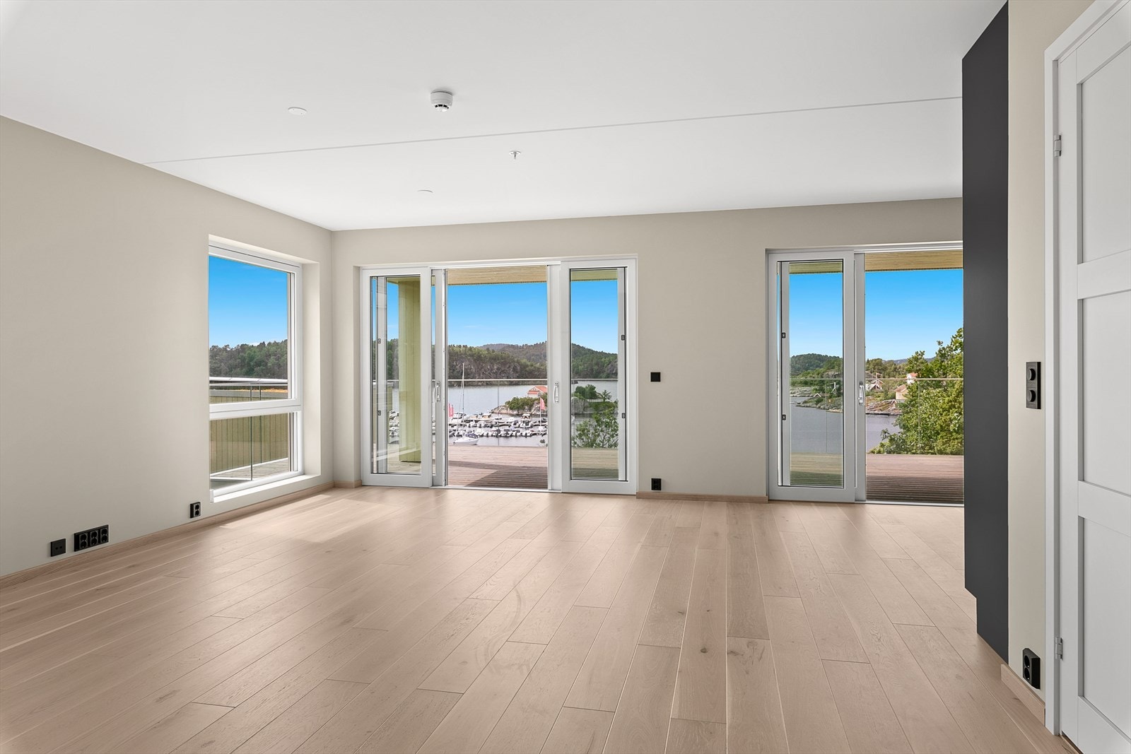 Stue/kjøkken, samt del av entré, har 14 mm 1-stavs eikeparkett. Galleribilde