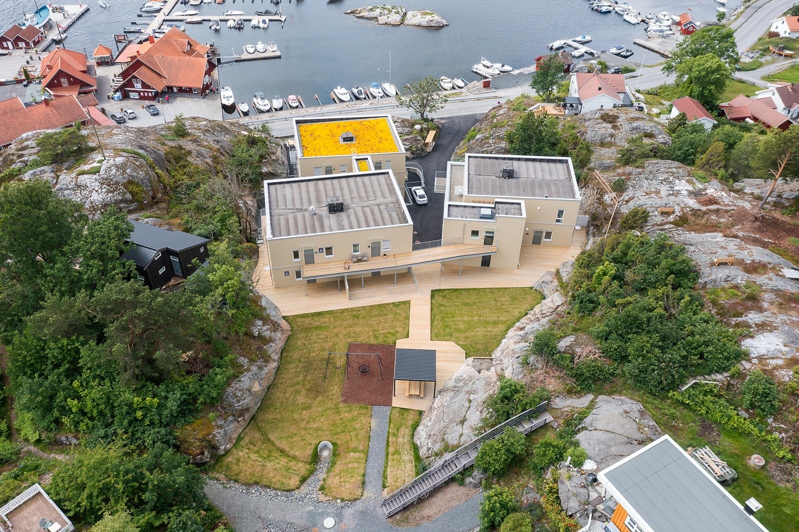 Idylliske fellesområder som blir beboernes nydelig rekreasjonsplass med lekeplass for barna. Galleribilde