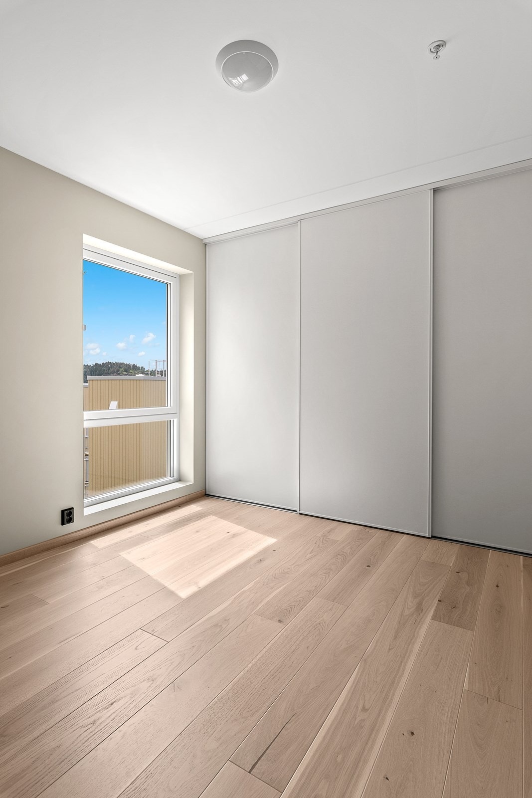 Hoved soverom med romslig skyvedørs garderobe. Galleribilde