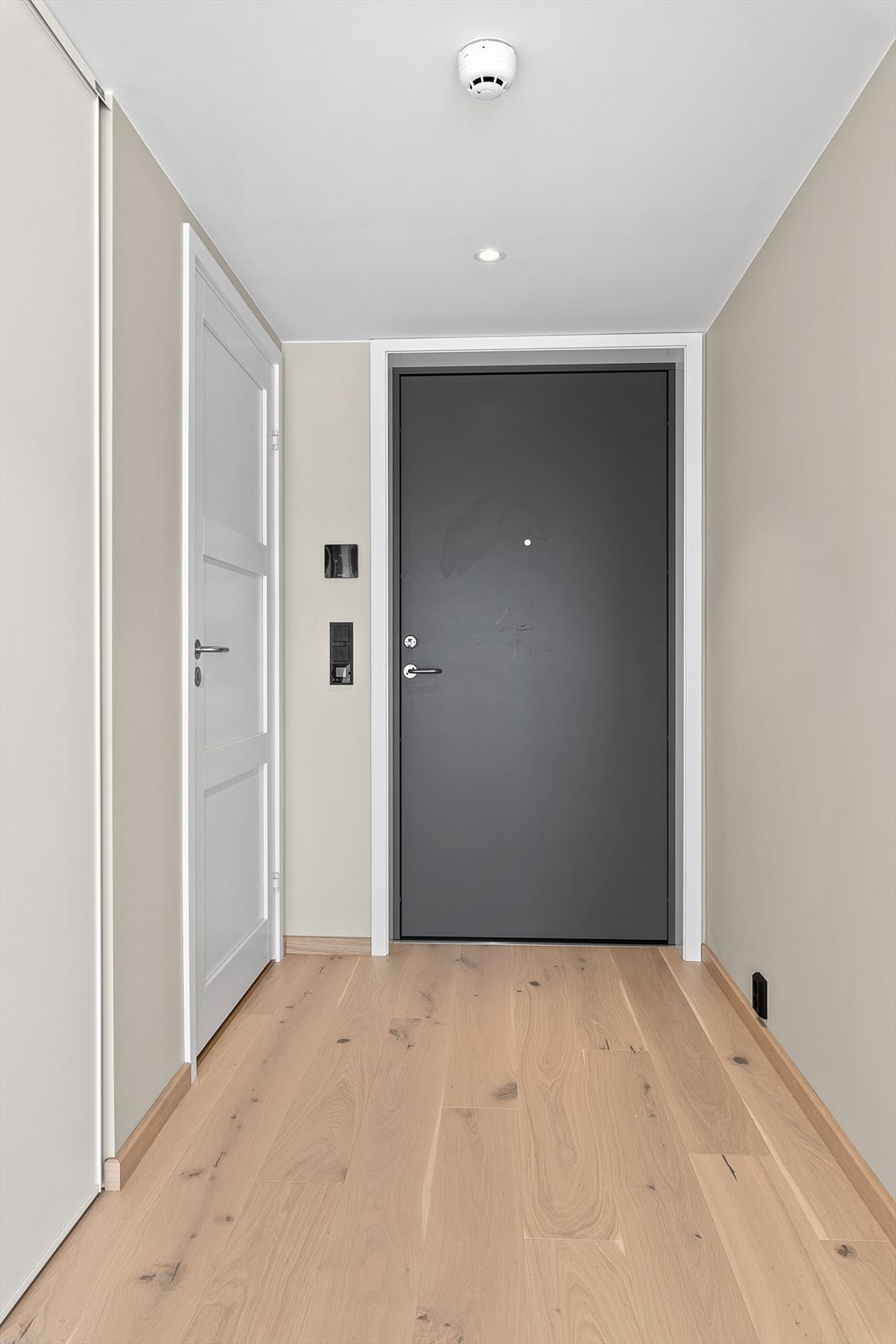 Leiligheten består av entré, åpen stue- og kjøkkenløsning, bad, 2 dobbeltrom og teknisk rom/bod. Det er i tillegg bod i fellesanlegget, og garasjeplass. Galleribilde