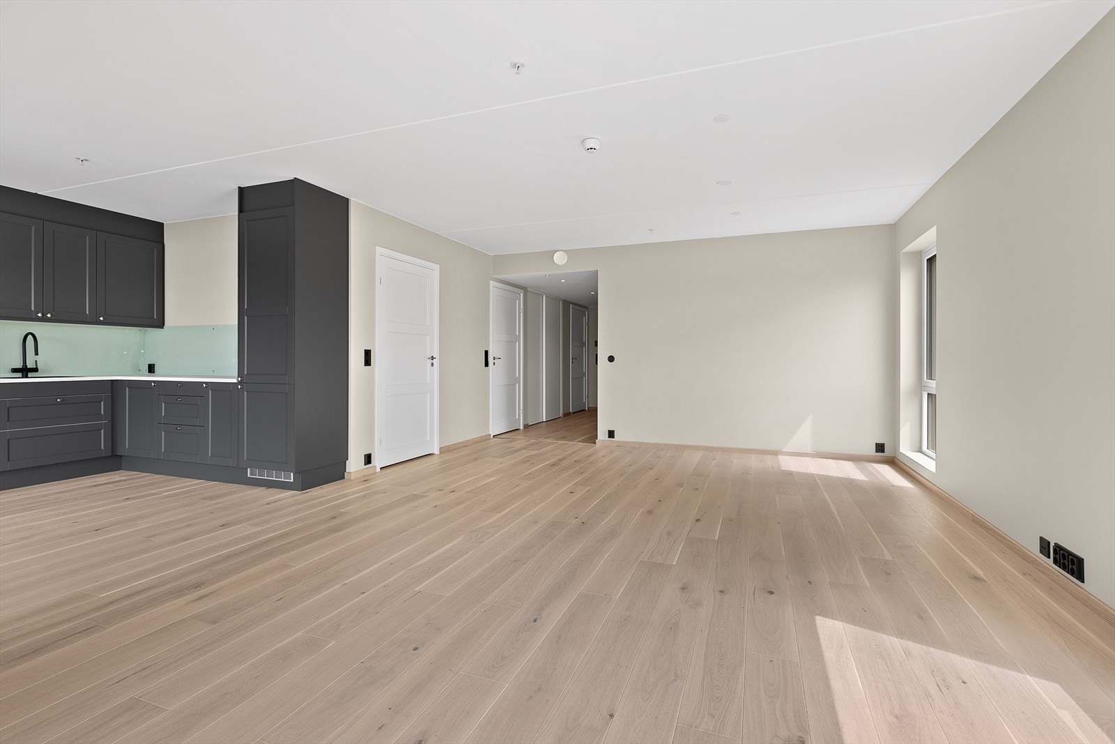 Stue/kjøkken, samt del av entré, har 14 mm 1-stavs eikeparkett. Galleribilde