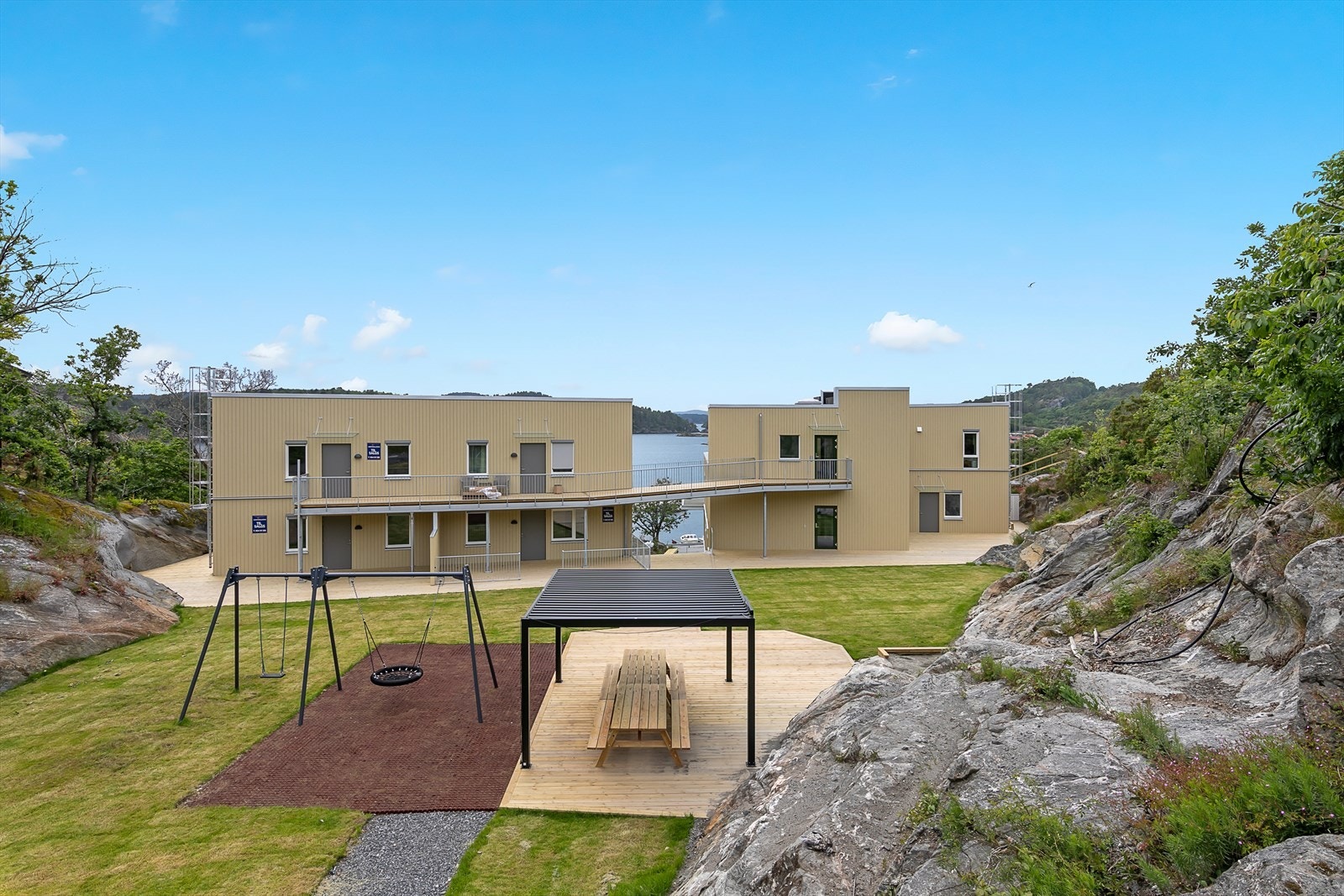 Egen pergola med langbord og grillsted. Galleribilde