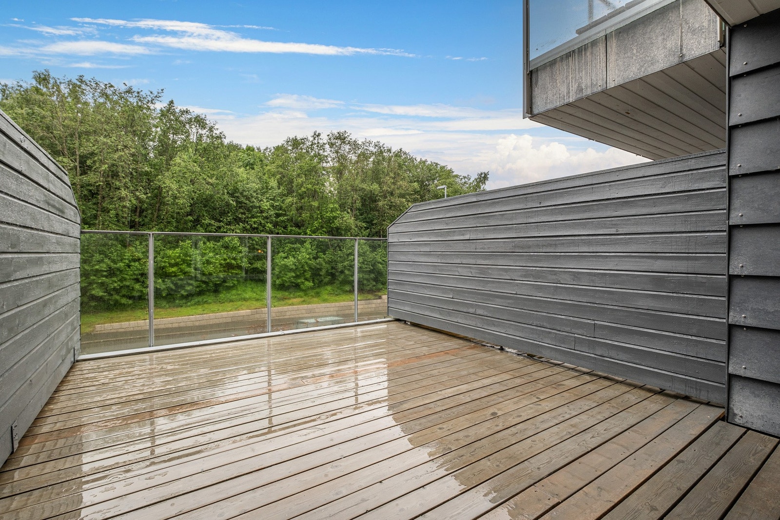 Stor og solrik terrasse på 17 kvm. Terrassen fungerer som en utestue i sommerhalvåret. Galleribilde