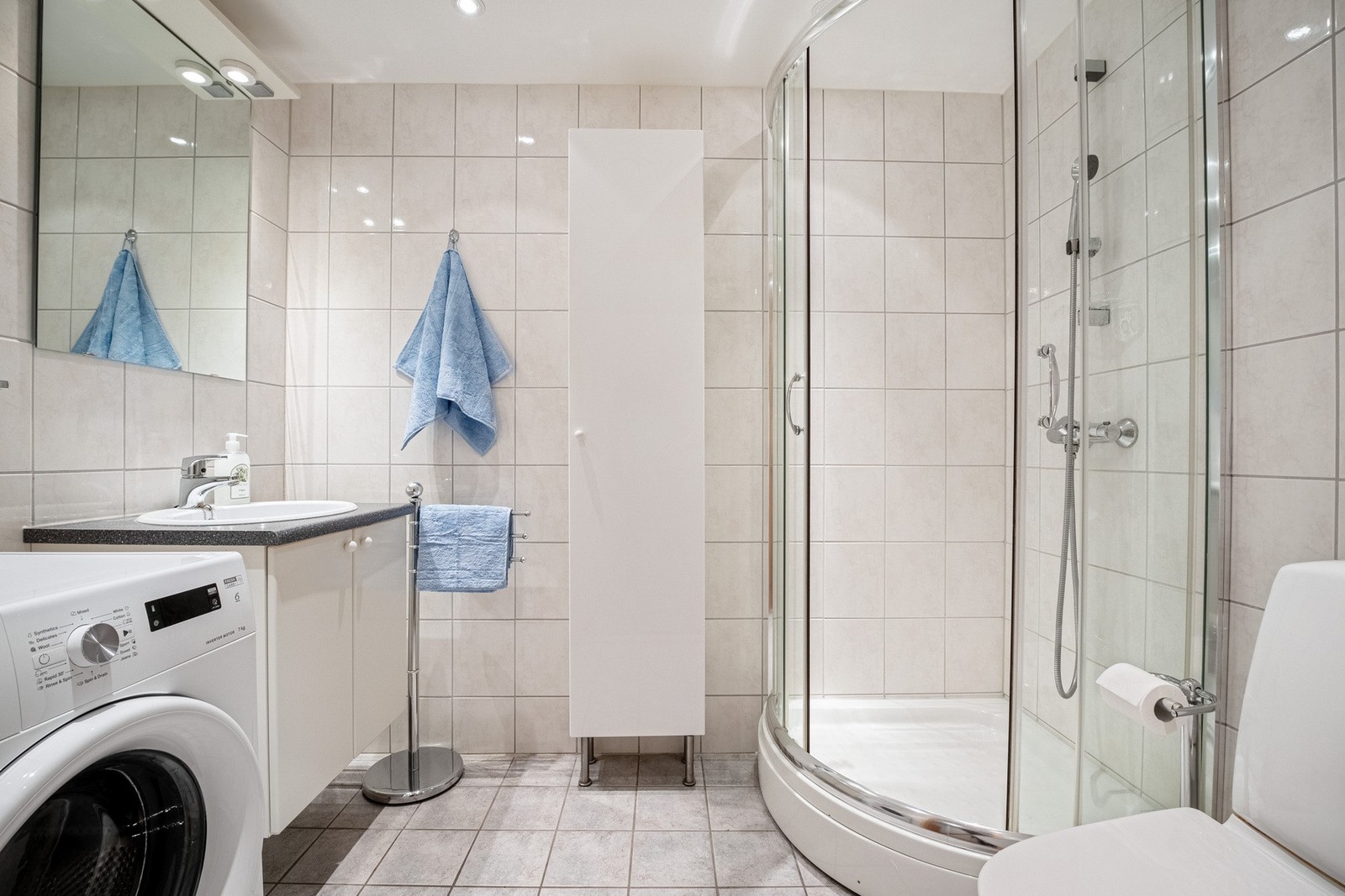 Badet er utstyrt med bl.a. klosett, dusjhjørne, servant og opplegg til vaskemaskin. Galleribilde