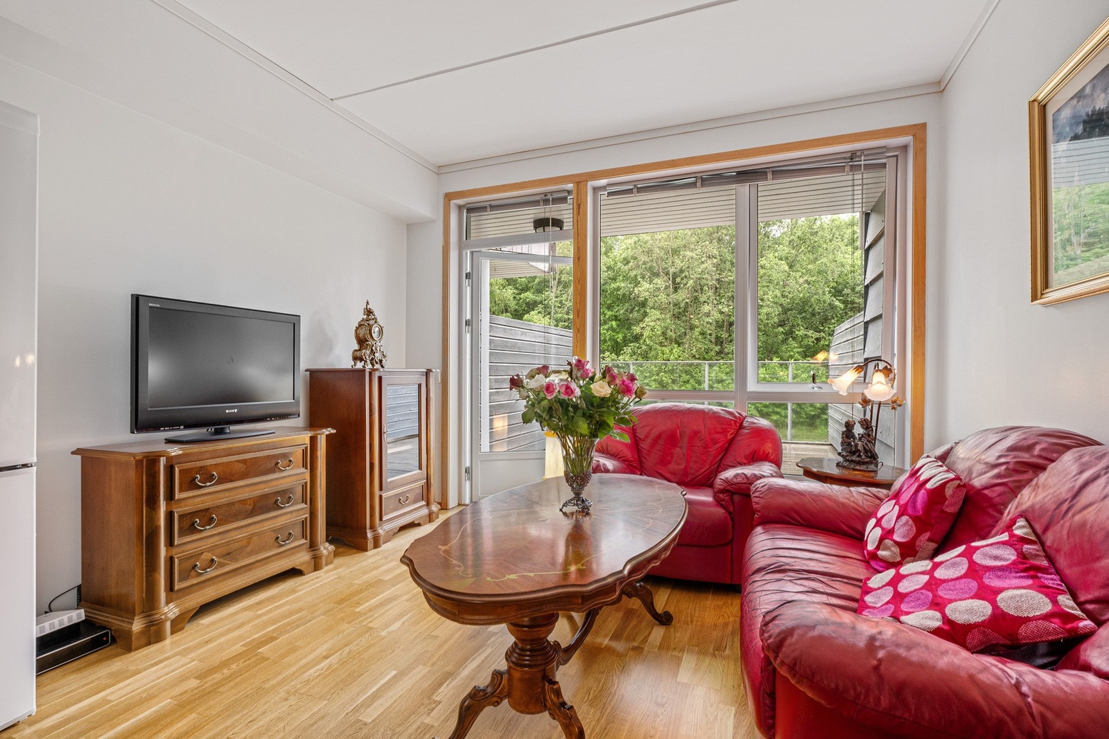 De store vindusflatene sørger for rikelig med naturlig lys inn i stuen. Galleribilde