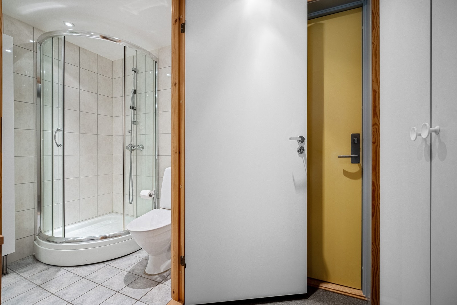 Leiligheten har en fin entré med god lagringskapasitet. I tillegg disponerer seksjonen en bod på fellesareal. Galleribilde