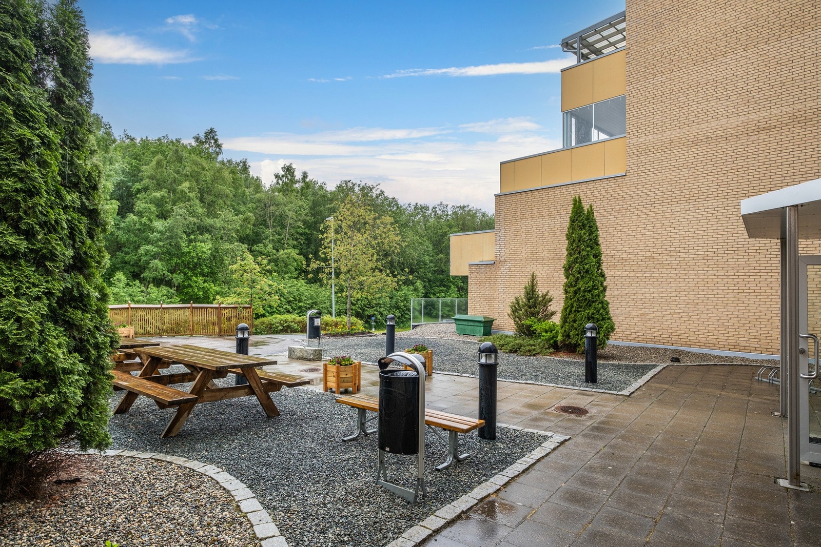 Fine sittegrupper i front av inngangspartiet, felles treningsrom og bibliotek. Galleribilde