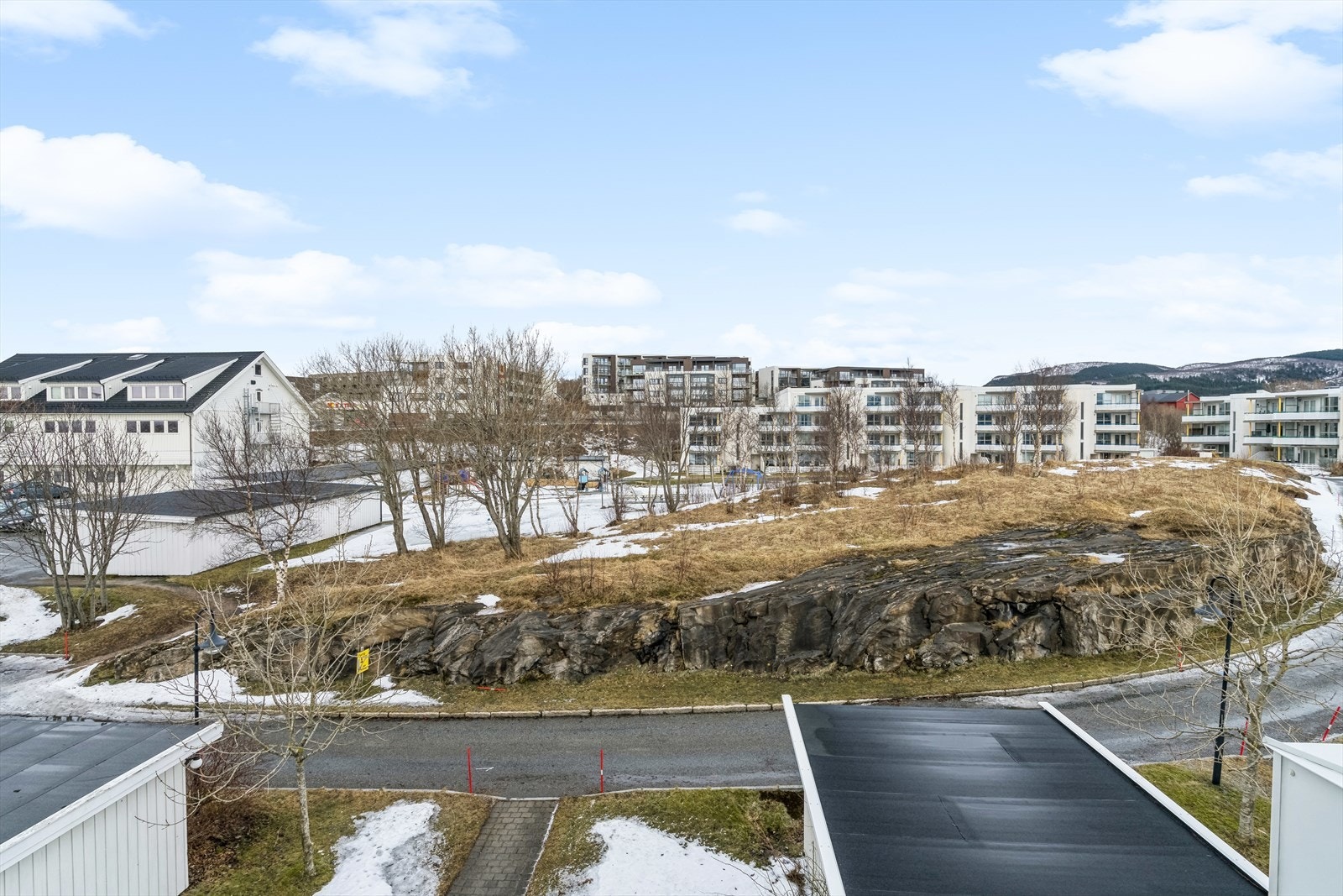 Her er det utsikt over nærbebyggelsen og fellesområdet m/lekeplass Galleribilde