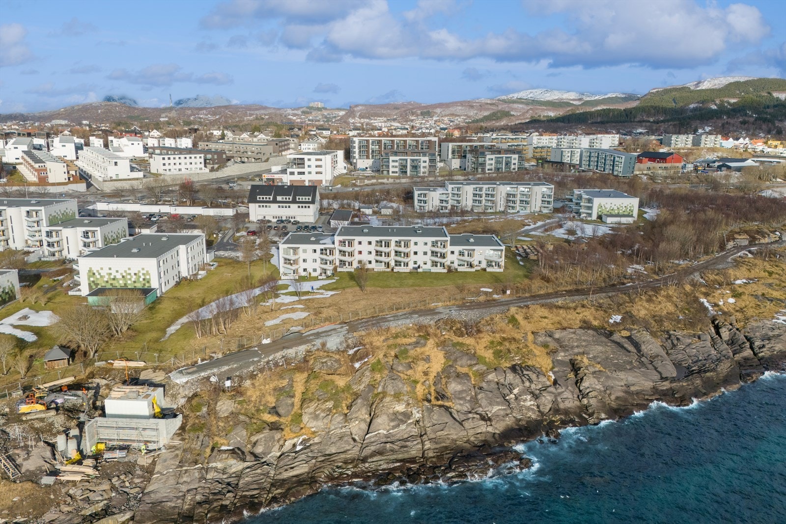 Langs sjøen er "Kyststien" under utvikling - Det er planlagt at stien skal gå fra Bodøsjøen til Mørkvedbukta og skal bli tilgjenglig for alle med både utsiktspunkter og rasteplasser Galleribilde