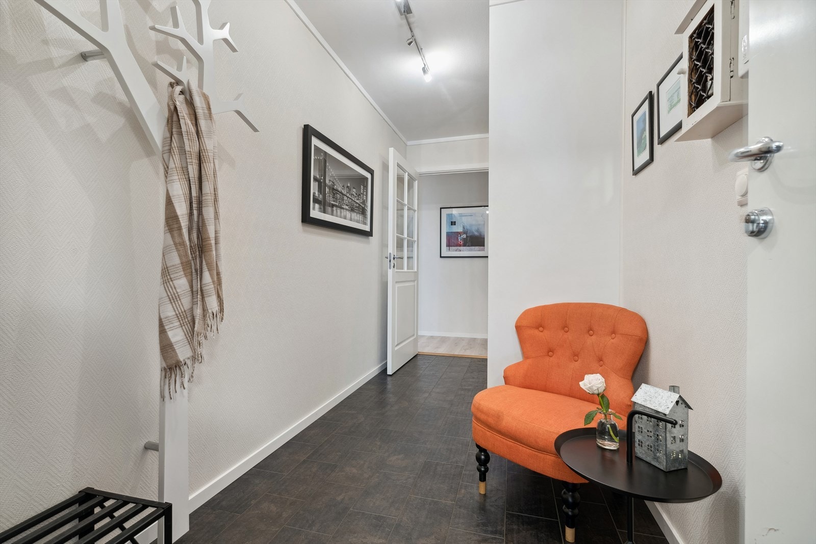 Man ønskes velkommen inn i en lys og romslig entrè som er utstyrt med skyvedørsgarderobe - Her er det godt å komme hjem og hyggelig å ønske gjester velkommen Galleribilde