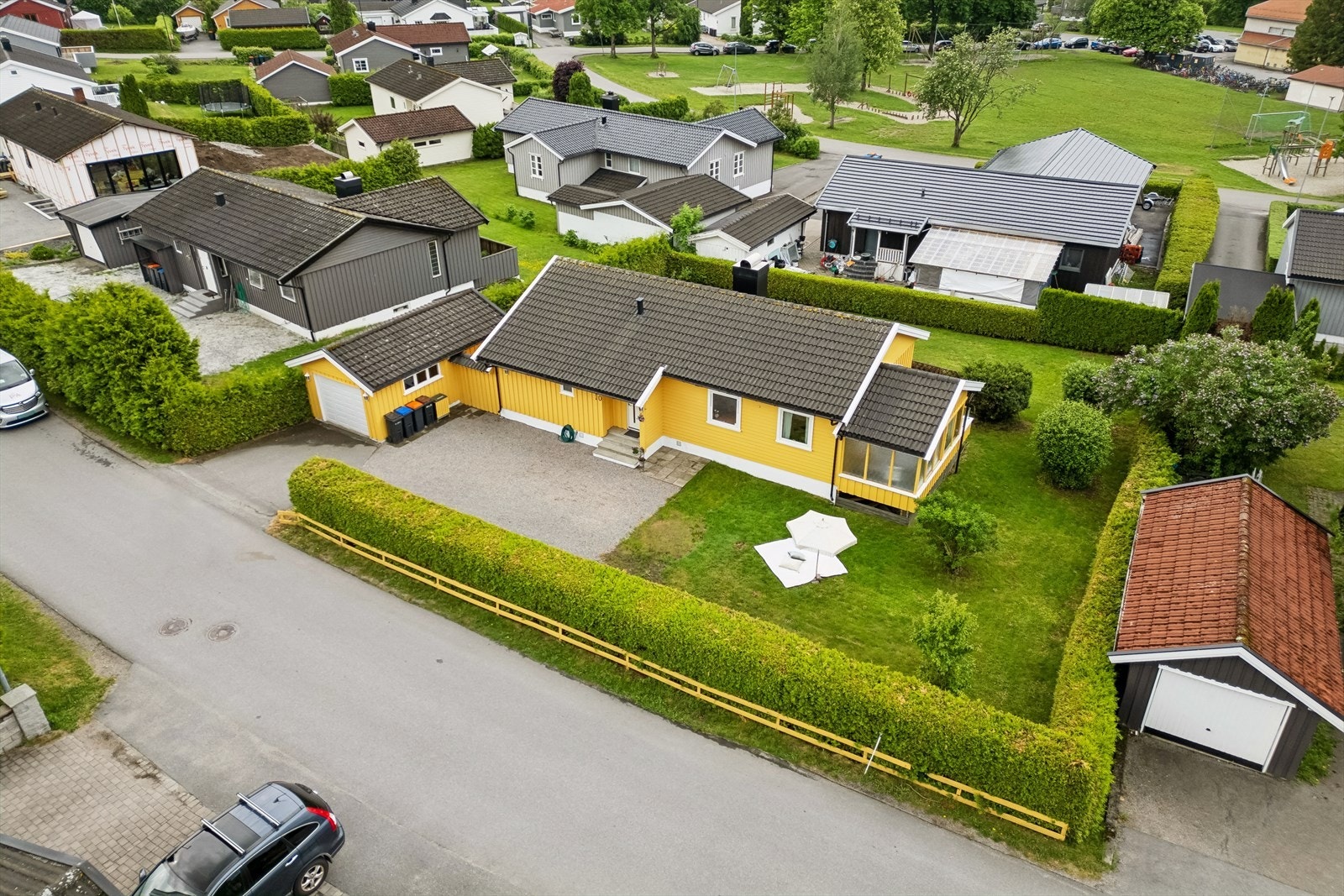 Huset ligger i 2. rekke i forhold til Mosserød barneskole. Et pent hus som er oppgradert over tid og stor hage. Galleribilde