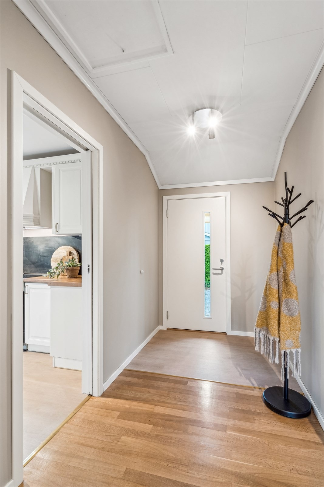 Entrèen er pusset opp med ny ytterdør, walls to paint plater på veggene i tråd med den nordiske stilen. Galleribilde