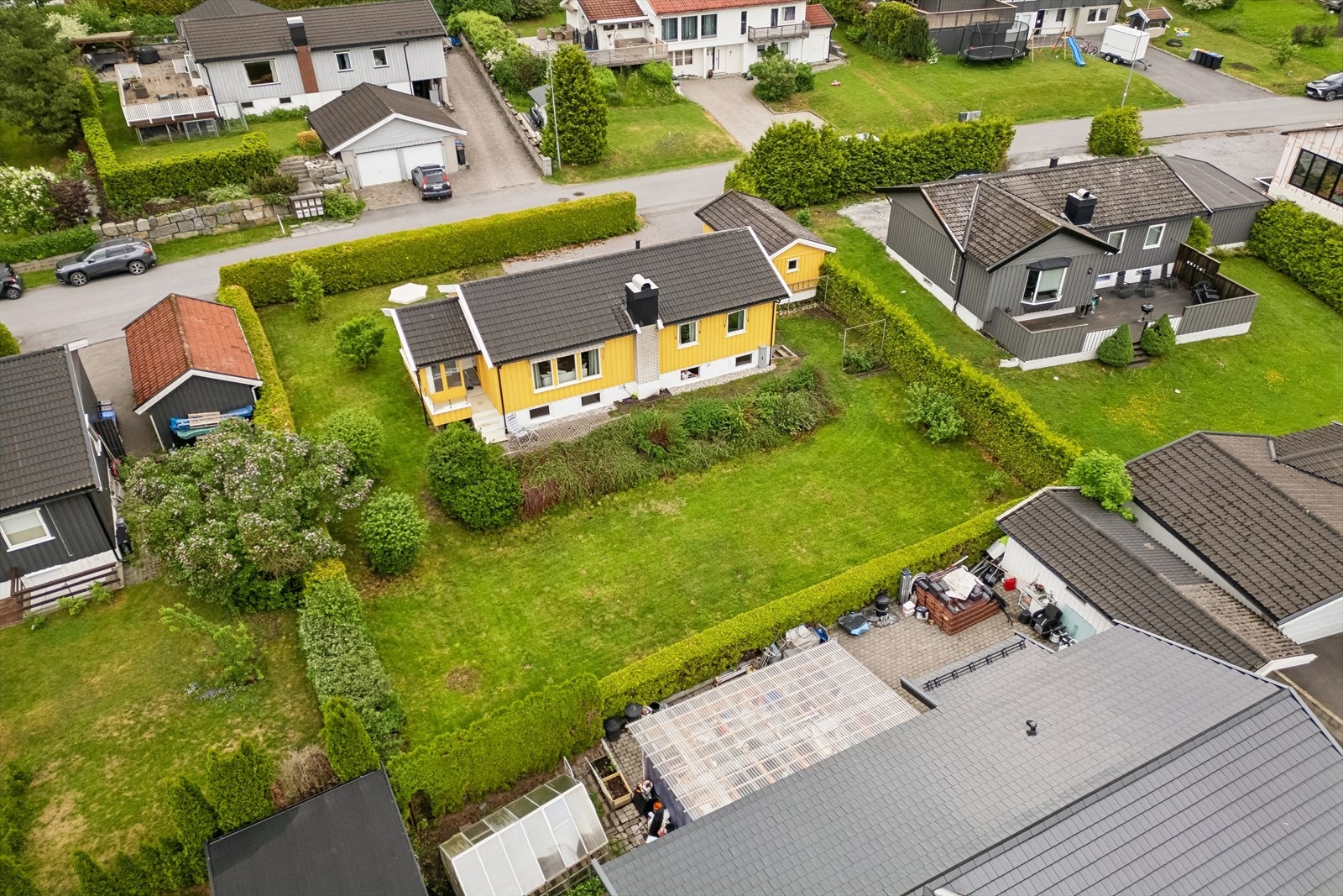 Dette er en eiendom som passer ekstra godt for barnefamilier! Her er det ekstra plass i kjelleren og god tumleplass i hagen. Galleribilde