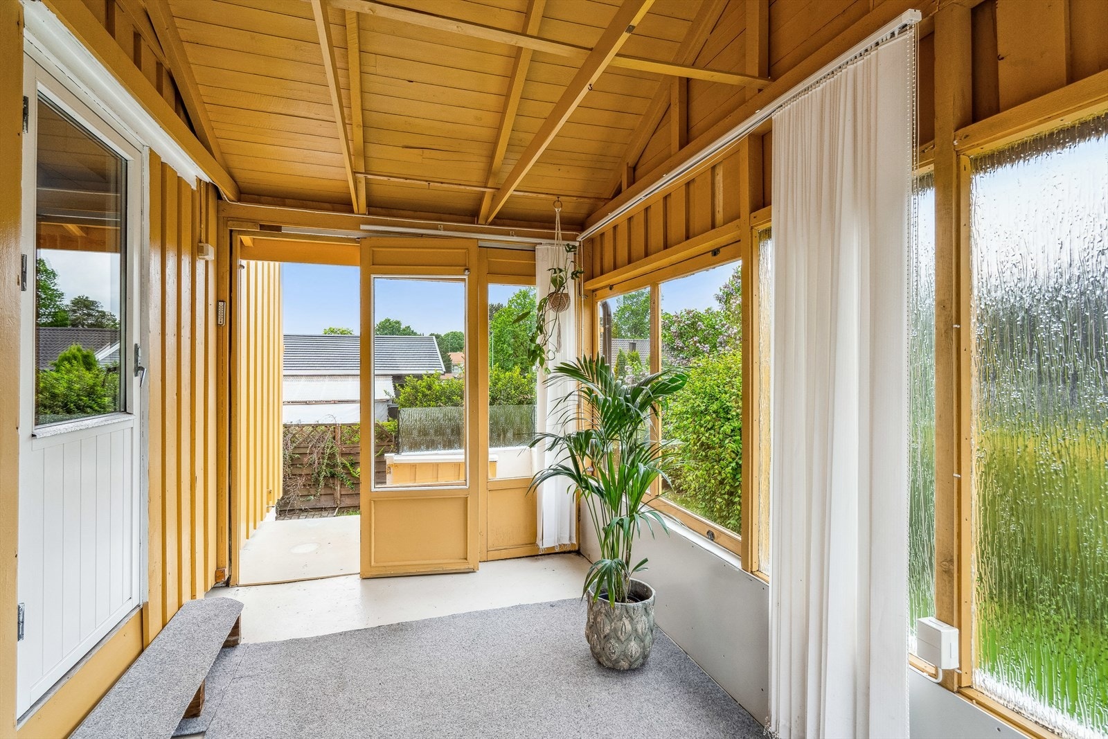 Hagestuen har adkomst via stuen og videre ut til hagen. Galleribilde