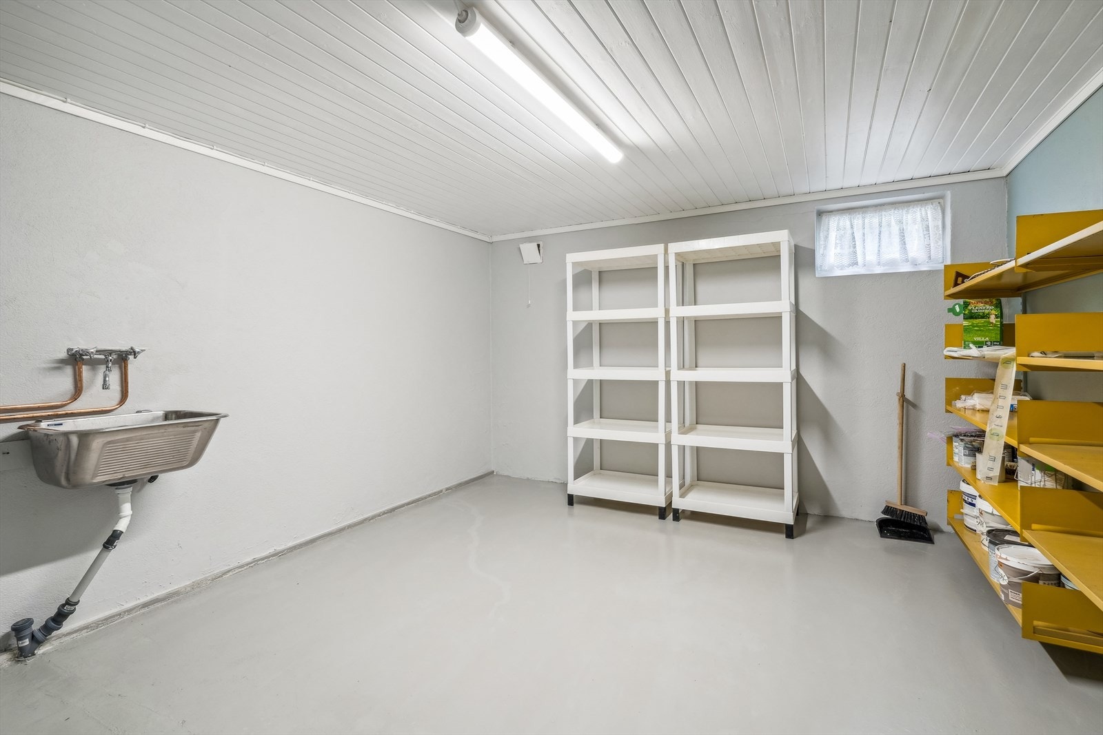 Vaskerommet er romslig og byr også på oppbevaringsmuligheter. Galleribilde