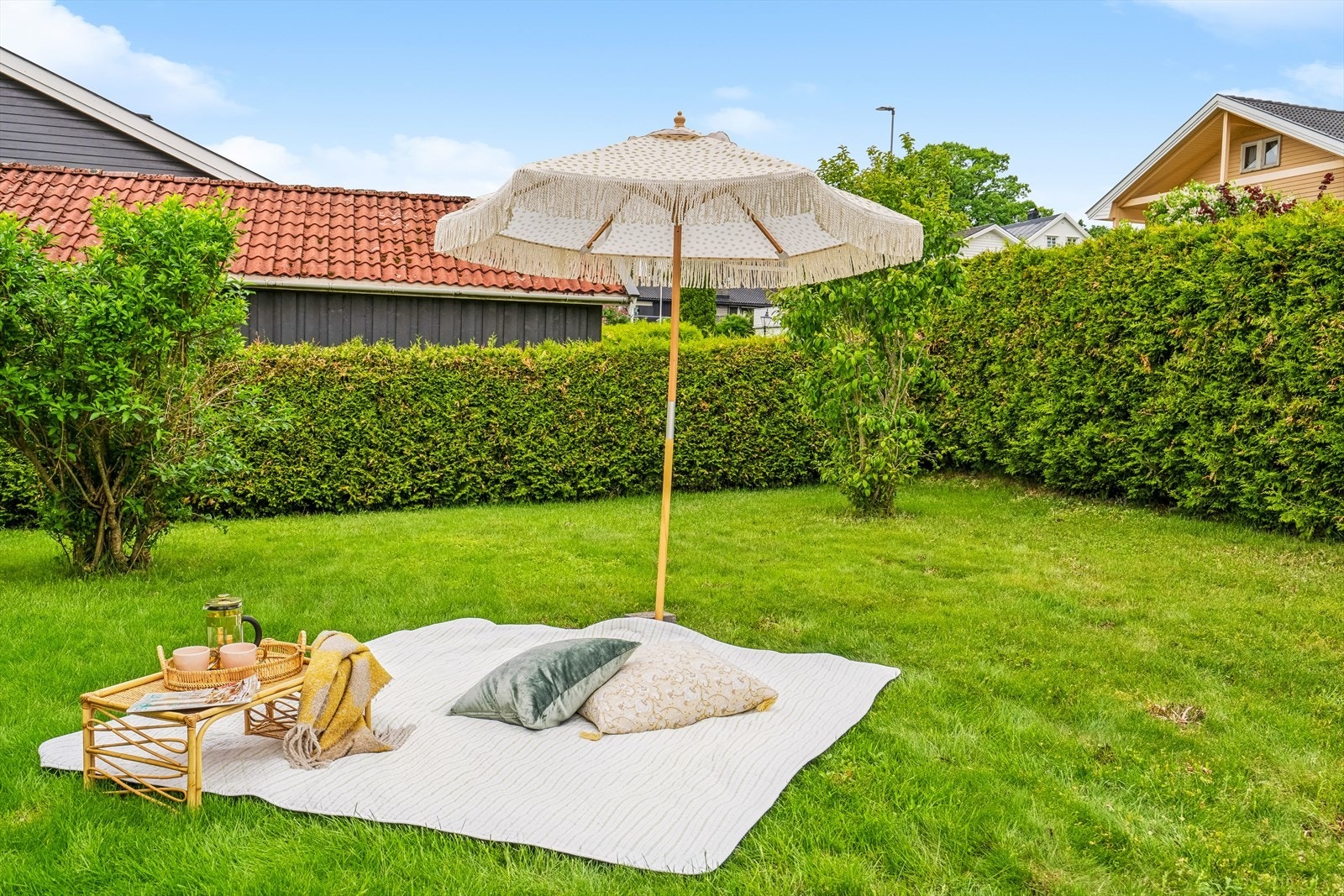 Den tette og vintergrønne hekken gir hagen skydd for innsyn. Galleribilde