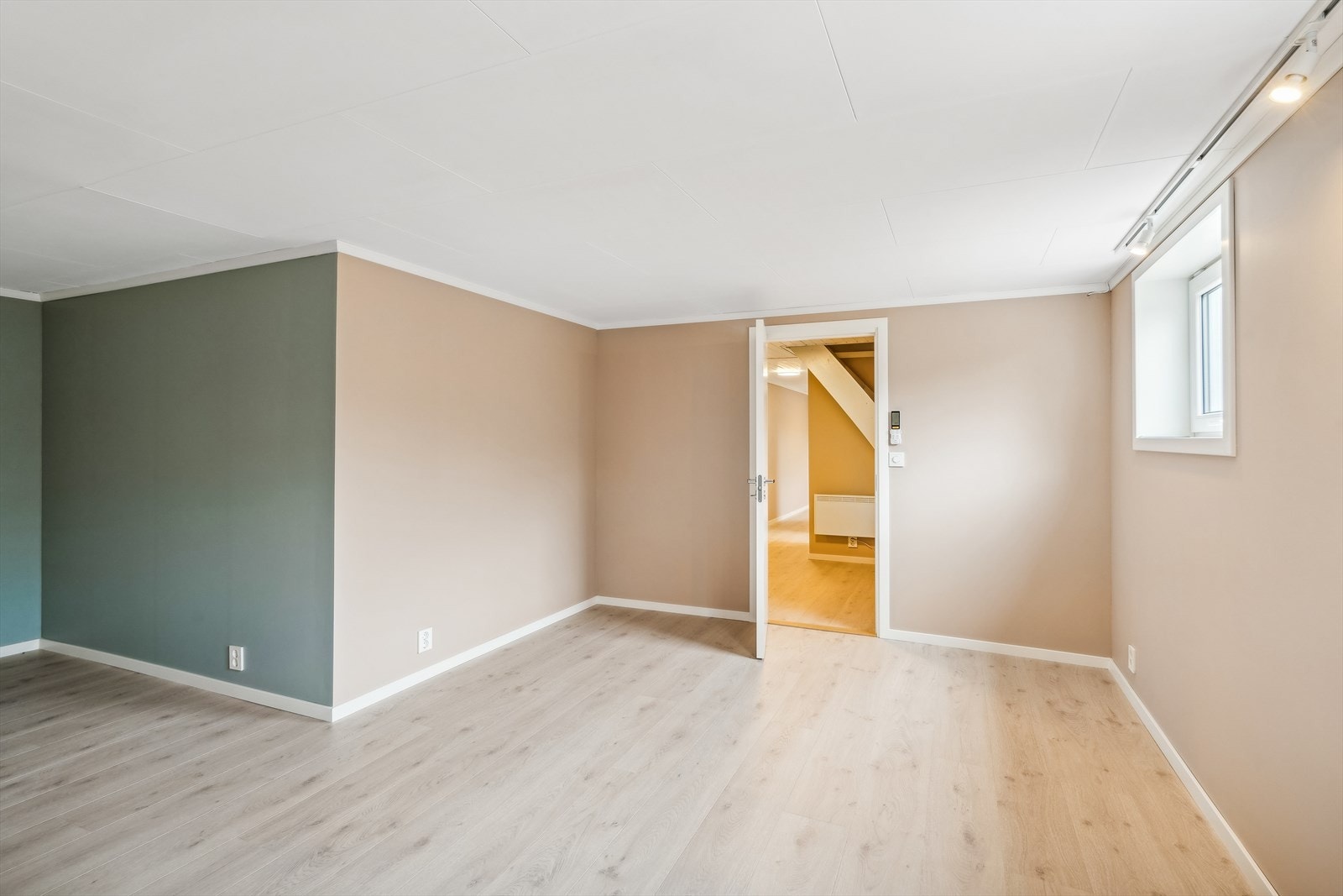 Kjellerstue med nye overflater og gulv. Alt er bygget opp på nytt etter vannlekkasje i kjelleren. Det er sendt søknad om omgjøring fra tilleggsdel til hoveddel. Galleribilde