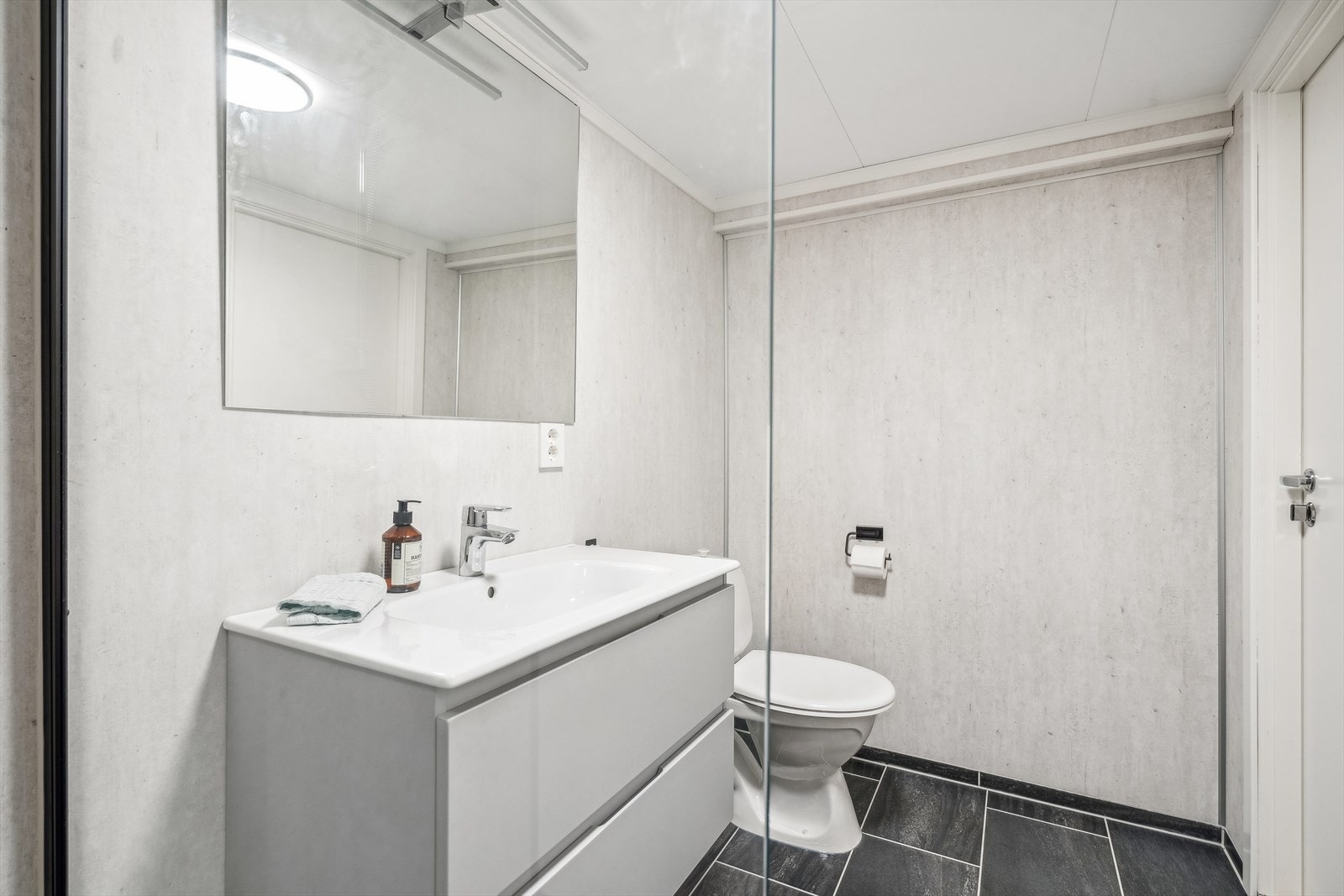 Baderom underetasje. Rommet er pusset opp av fagfolk. Galleribilde