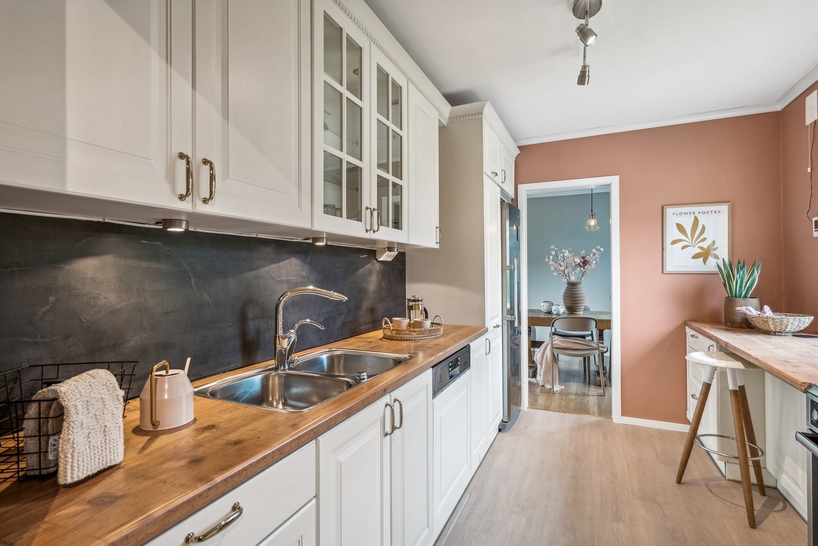 Del av kjøkkenbenken fungerer som spiseplass foran vinduet. Galleribilde