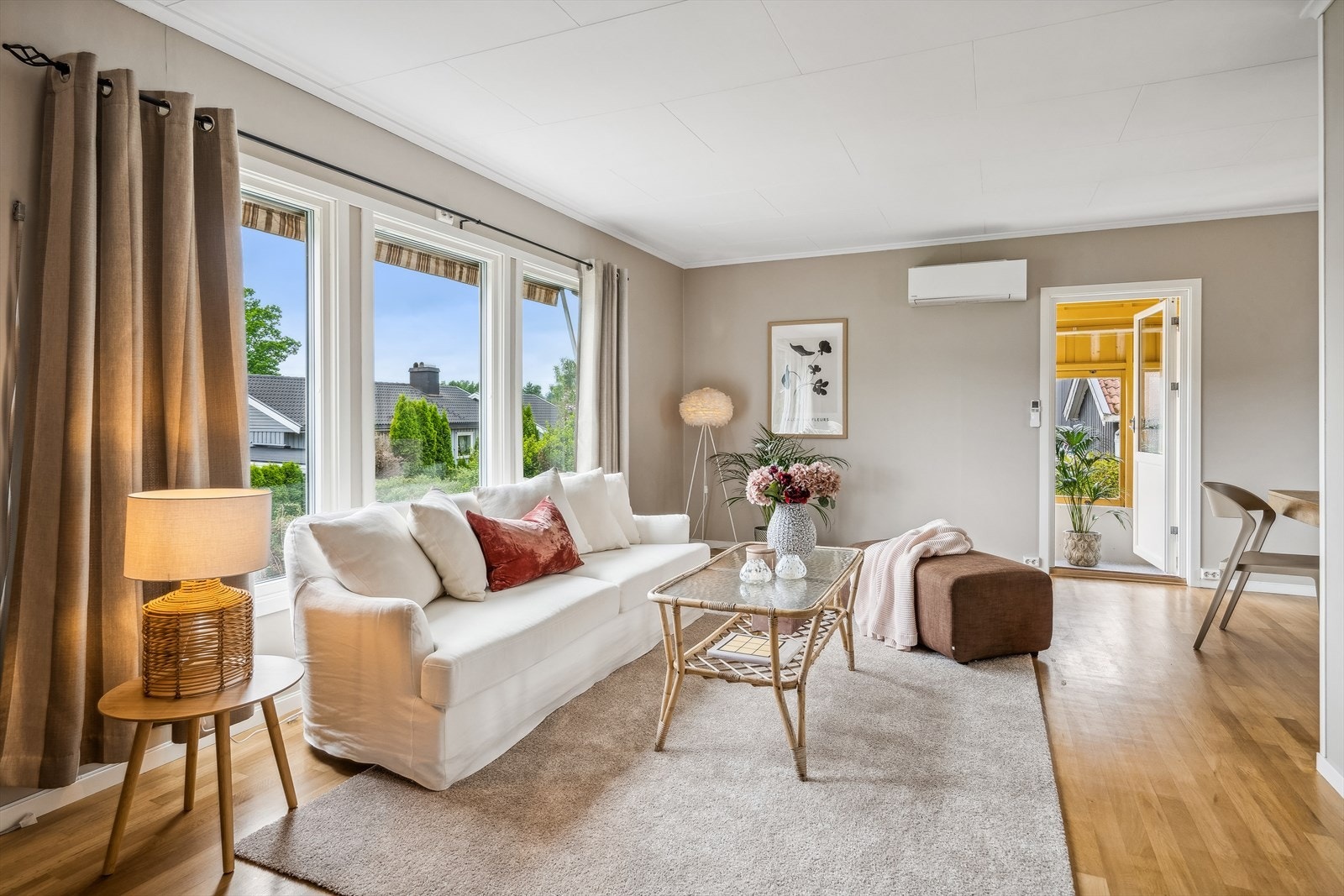 Lys og fin stue med store vindusflater og utgang til hagestue. Galleribilde