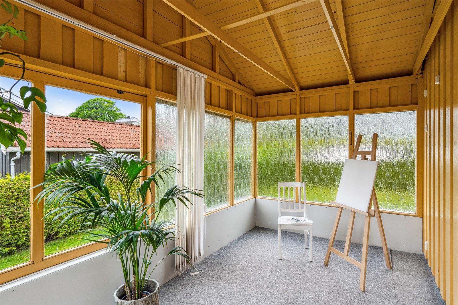 Hagestue - et rom som har blitt flittig brukt av tidligere eiere som ekstra stue på kalde sommerkvelder. Galleribilde