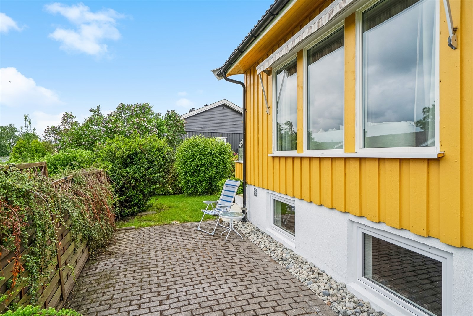 Denne steinlagte uteplassen er ekstra usjenert med levegger. Her nyter du solen! Galleribilde