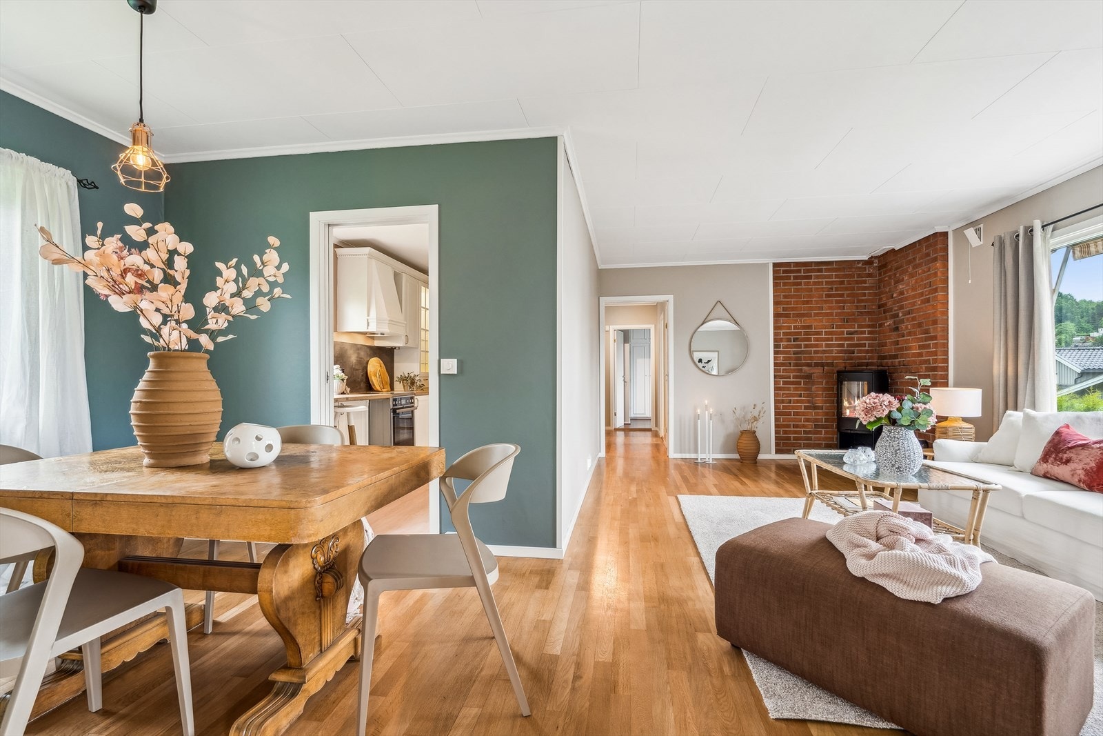 Stuen varmes opp ved hjelp av varmepumpe og/eller den nyere peisovnen. Galleribilde