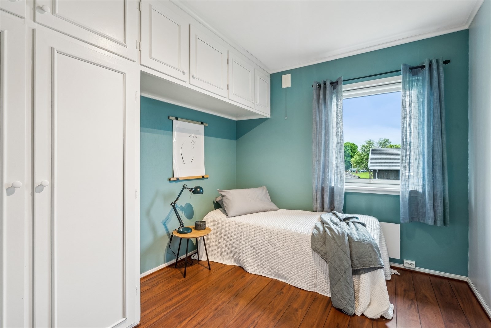 Det er 3 soverom i hovedetasjen - dette har plassbygde skap. Galleribilde