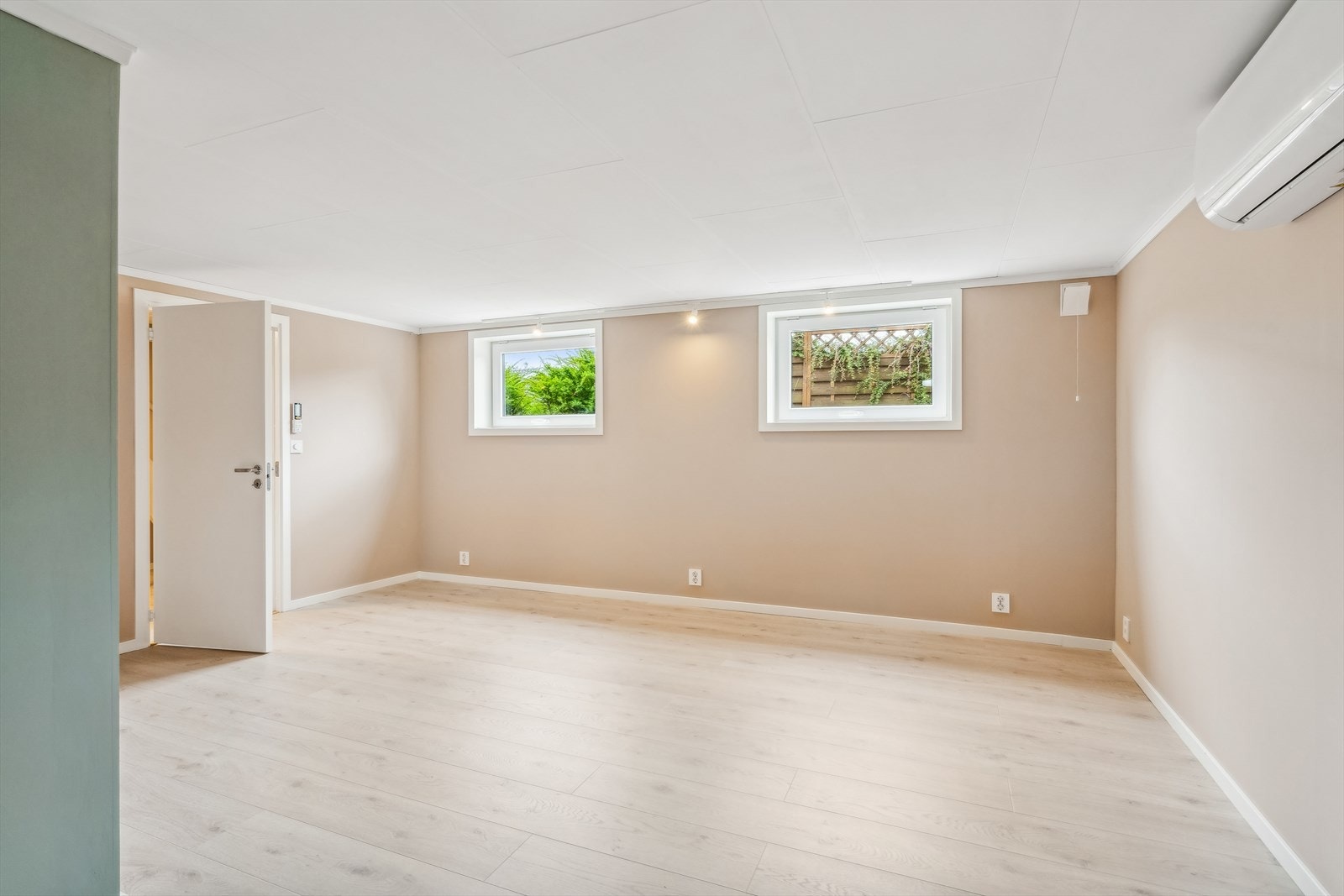 Kjellerstuen har vinduer ut mot hagen. Galleribilde