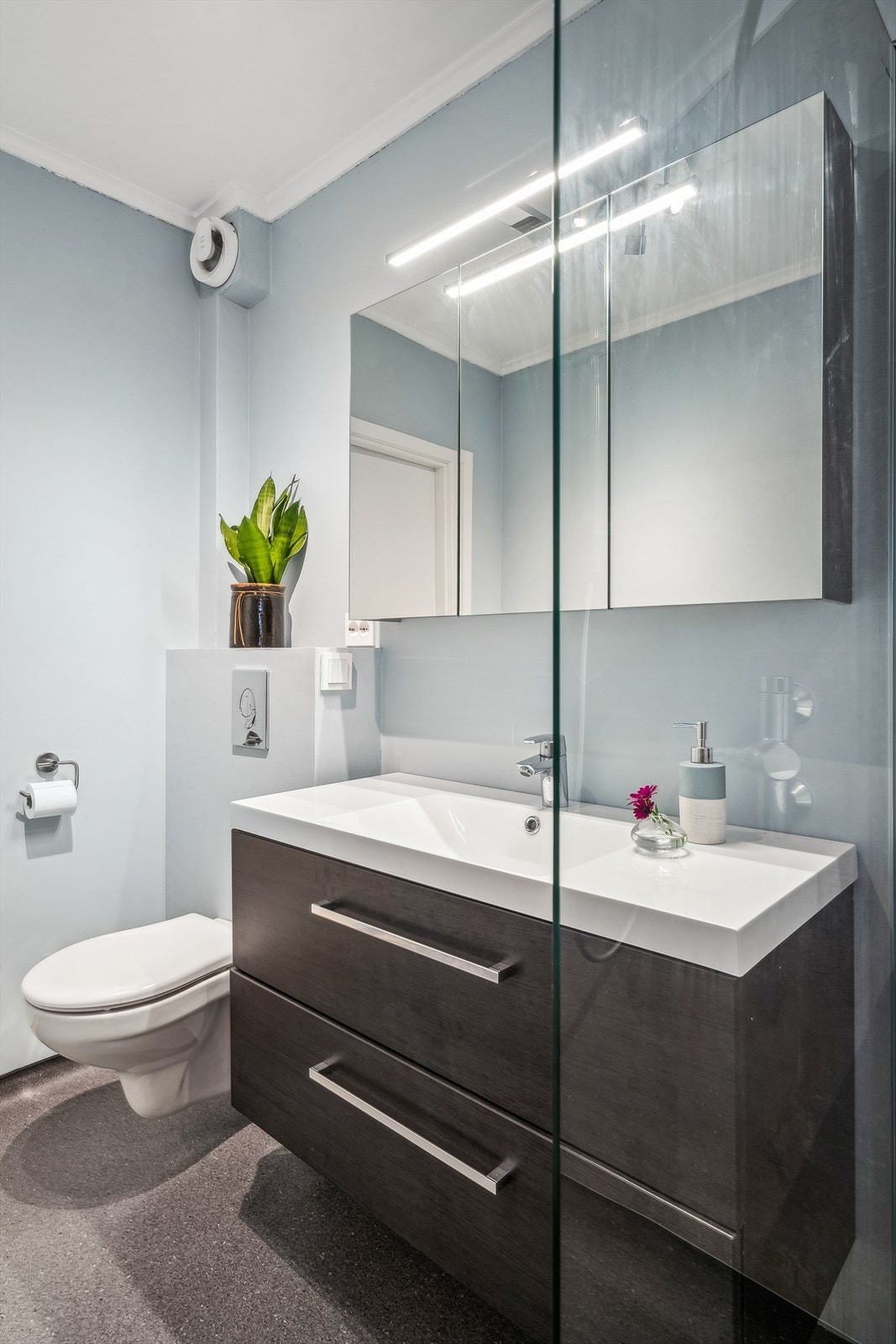 Pent bad i husets 1.etg. rommet ble renovert i 2023. Galleribilde