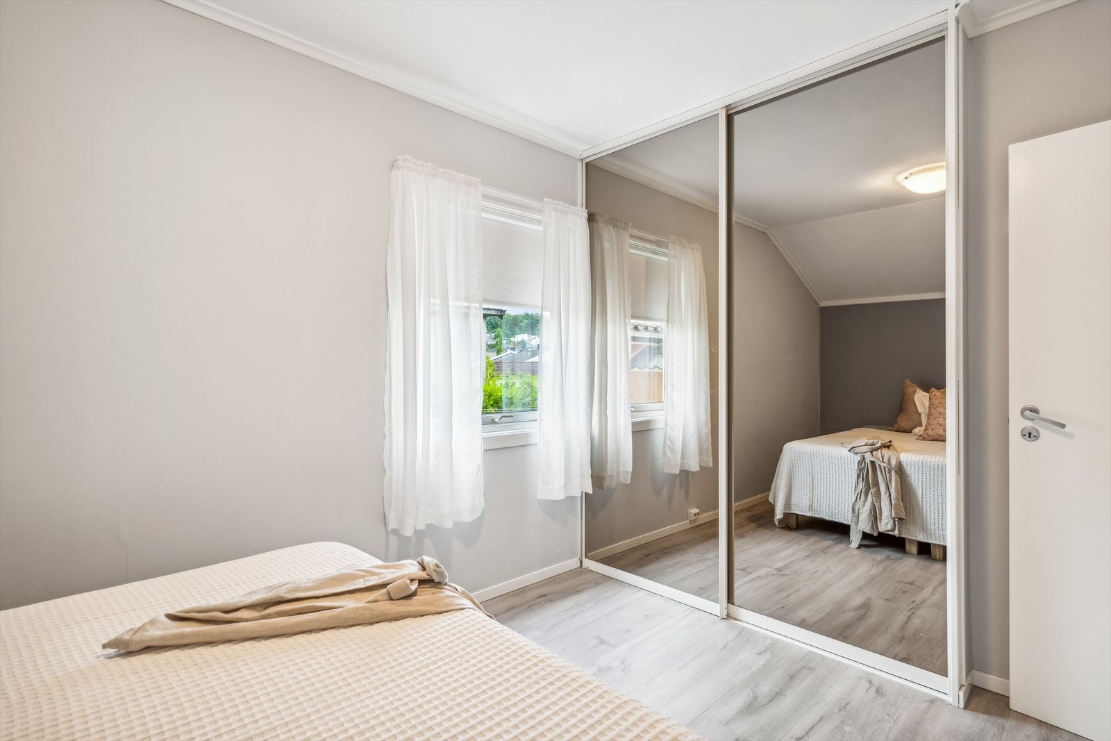 Soverom 2 . Rommet er oppgradert med skyvedørsgarderobe, lys laminat og slette vegger. Galleribilde