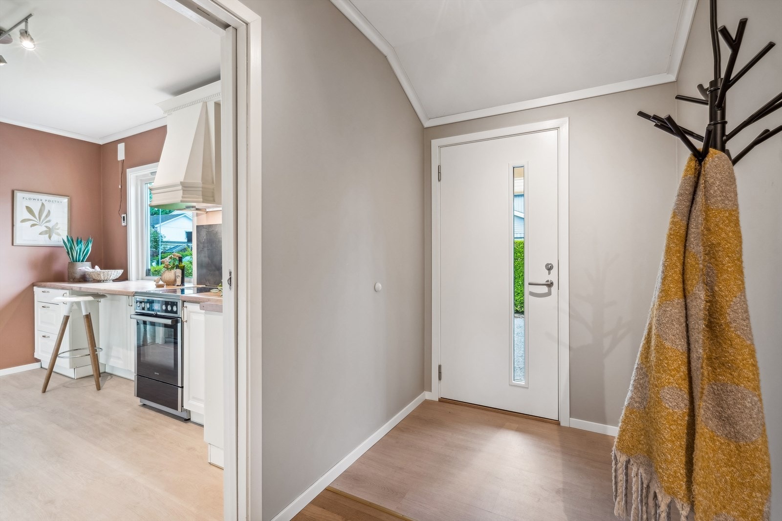 Praktisk adkomst fra gang og til kjøkkenet. Rommet kan lukkes med skyvedør. Galleribilde